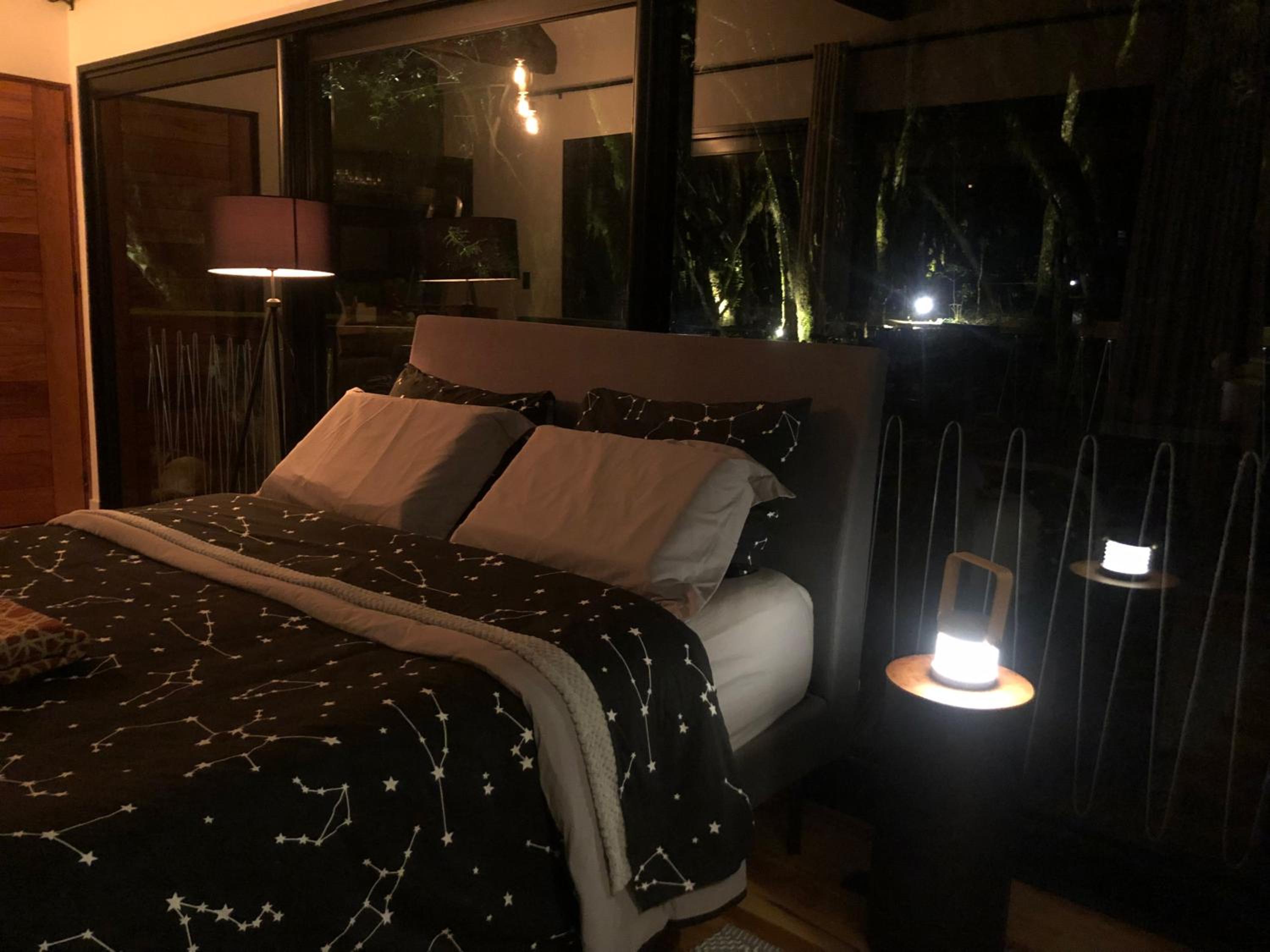 Casa na árvore com banheira de imersão e lareira