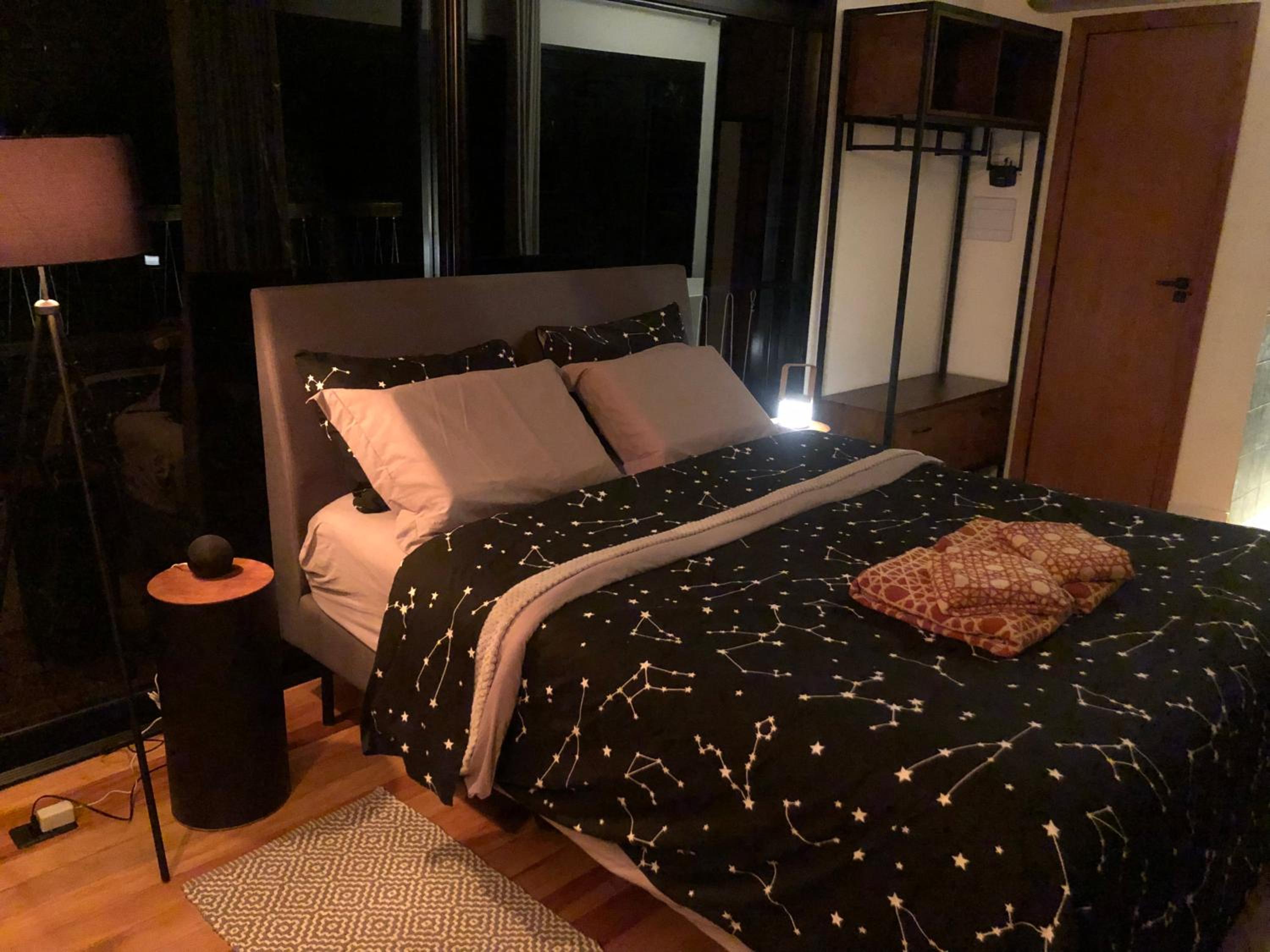 Casa na árvore com banheira de imersão e lareira
