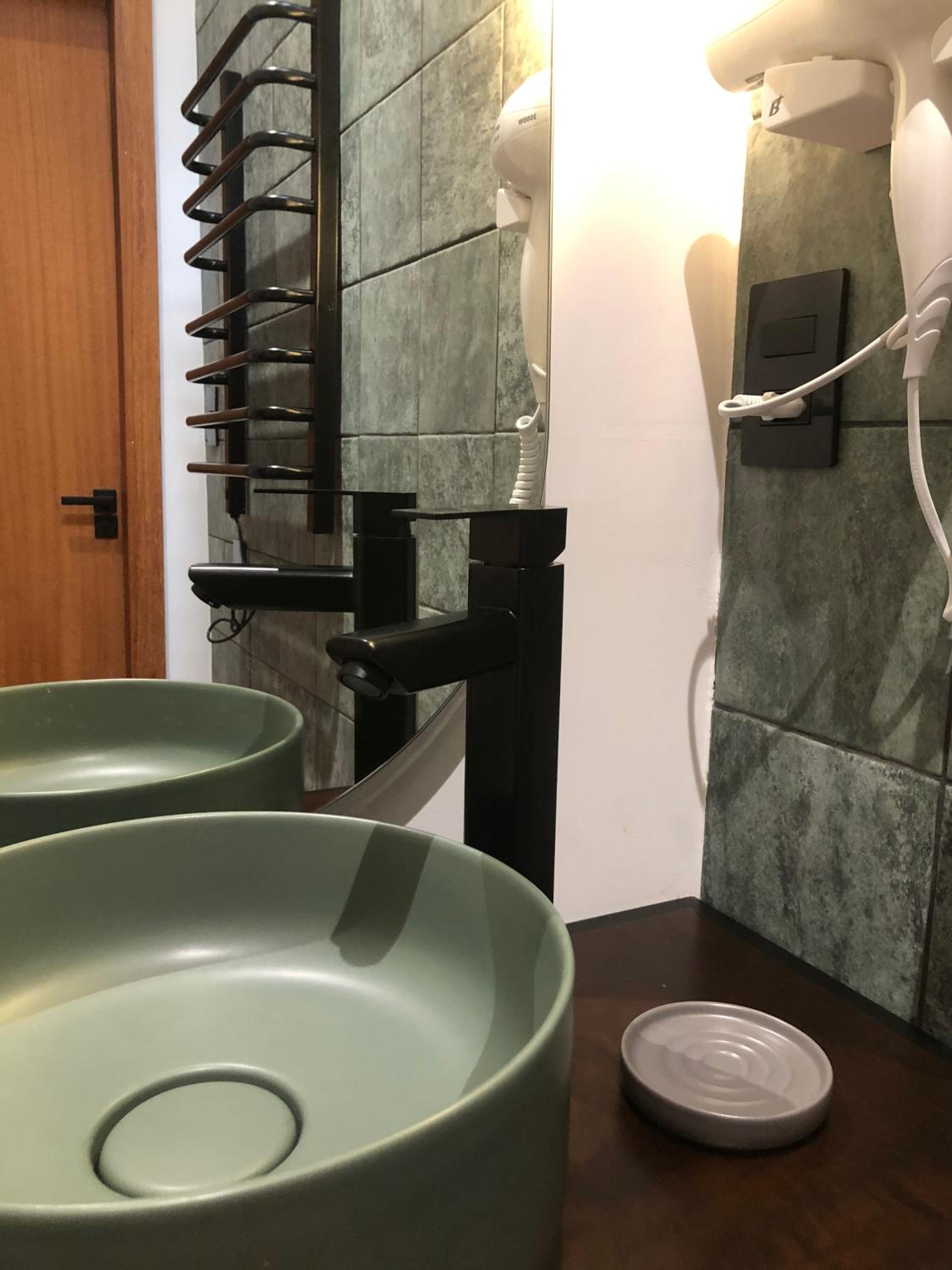 Casa na árvore com banheira de imersão e lareira