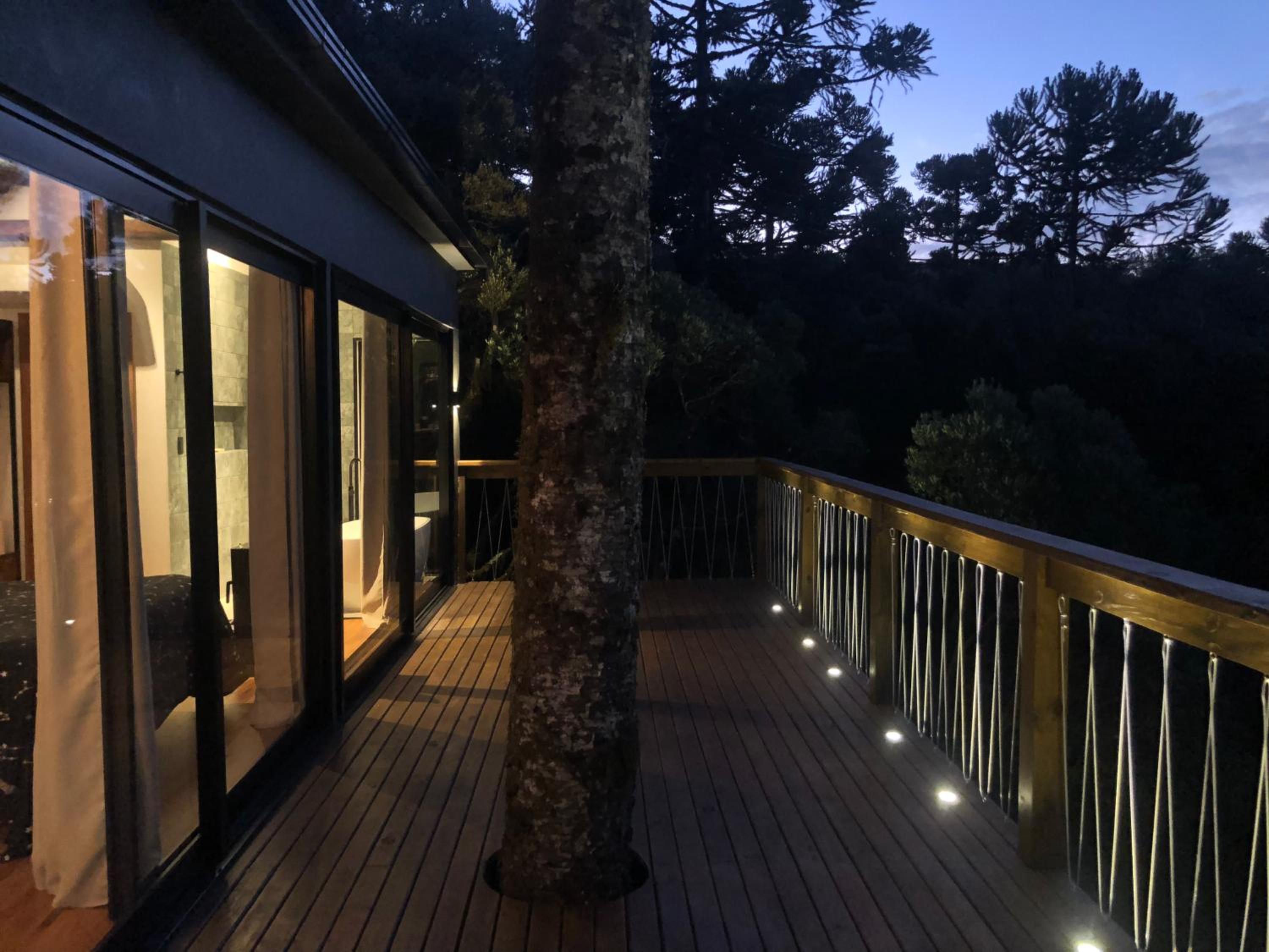 Casa na árvore com banheira de imersão e lareira