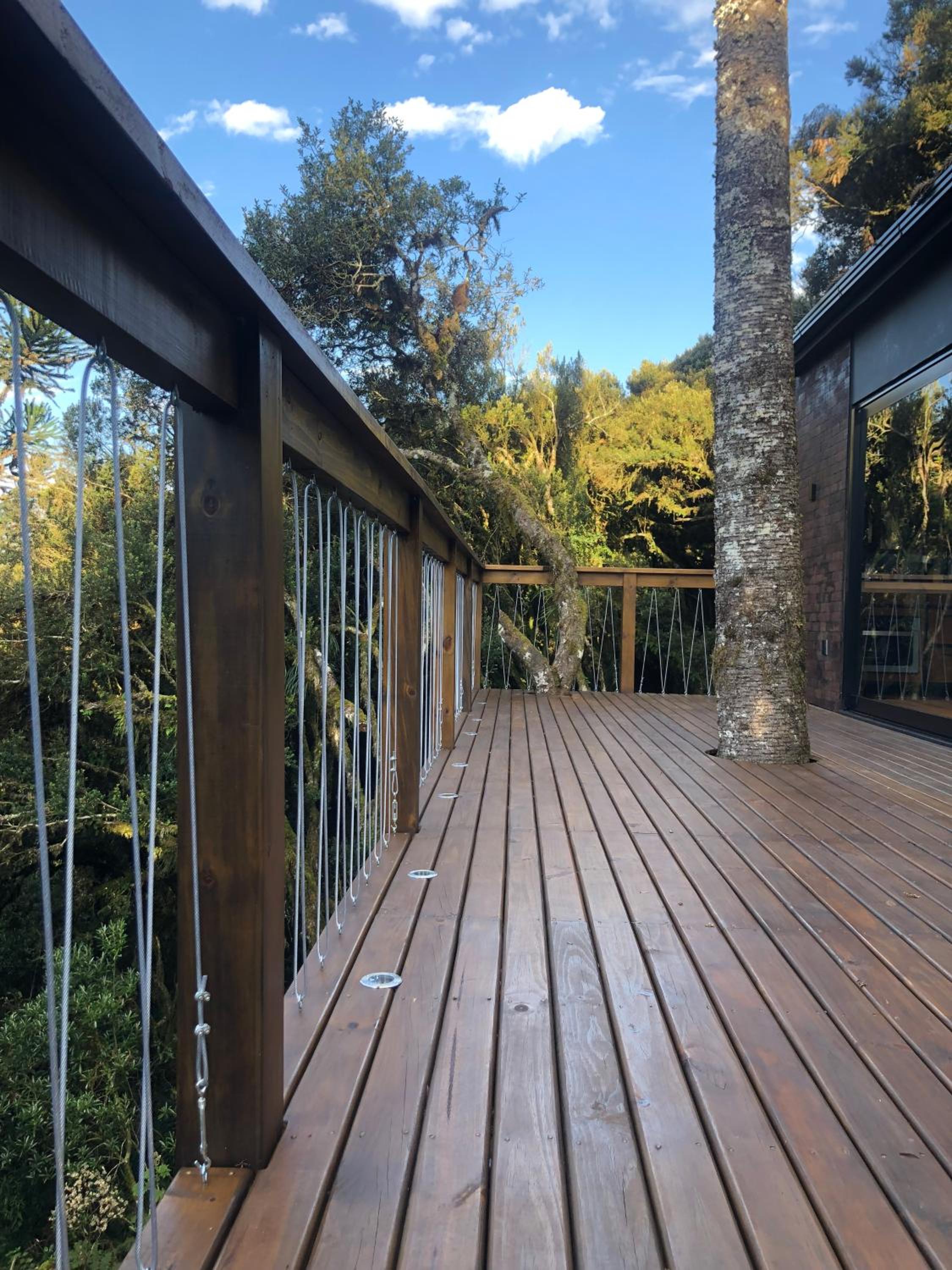 Casa na árvore com banheira de imersão e lareira