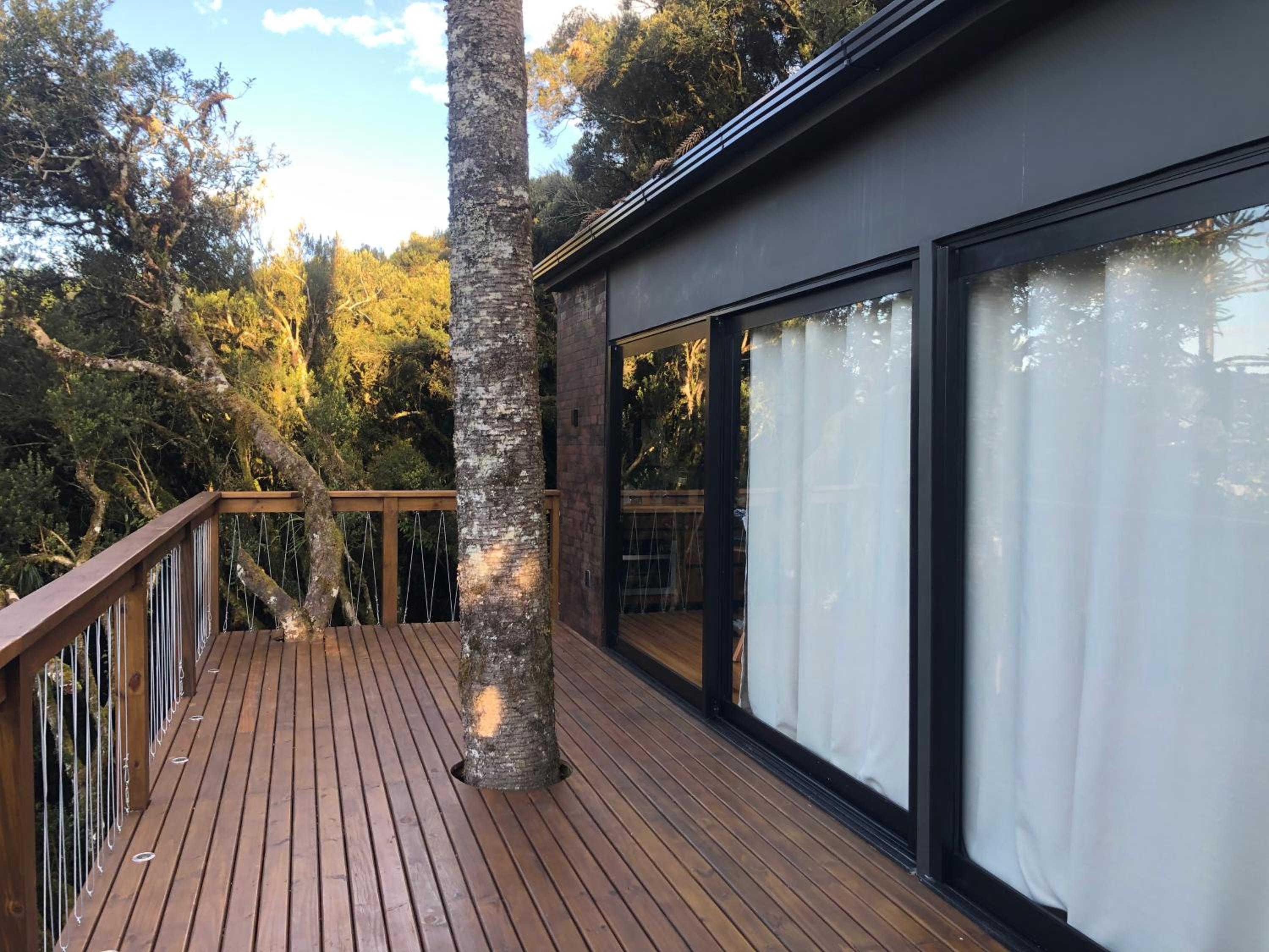 Casa na árvore com banheira de imersão e lareira
