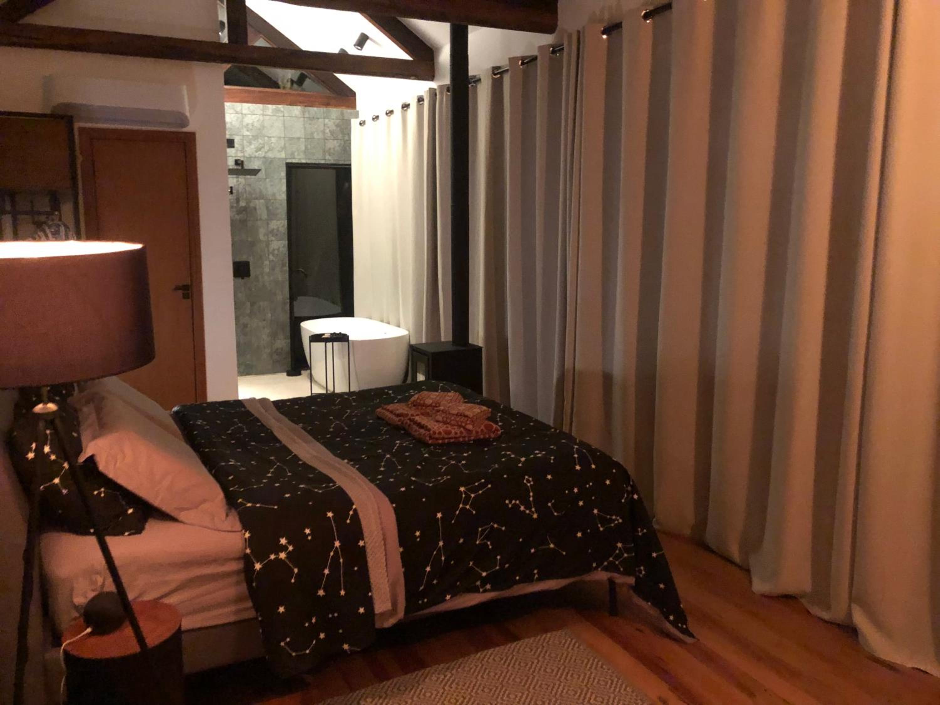 Casa na árvore com banheira de imersão e lareira