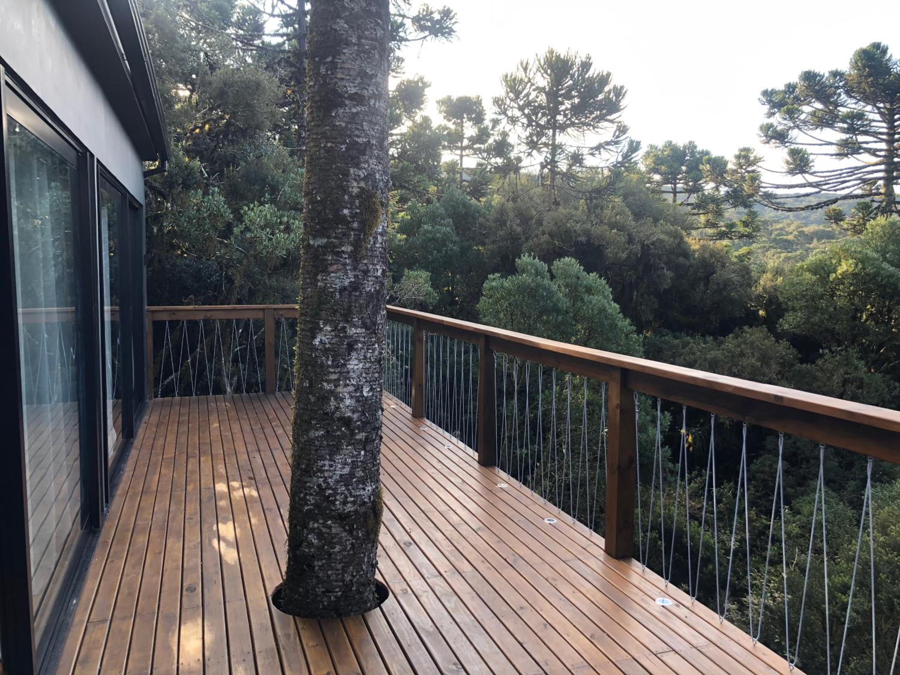 Casa na árvore com banheira de imersão e lareira