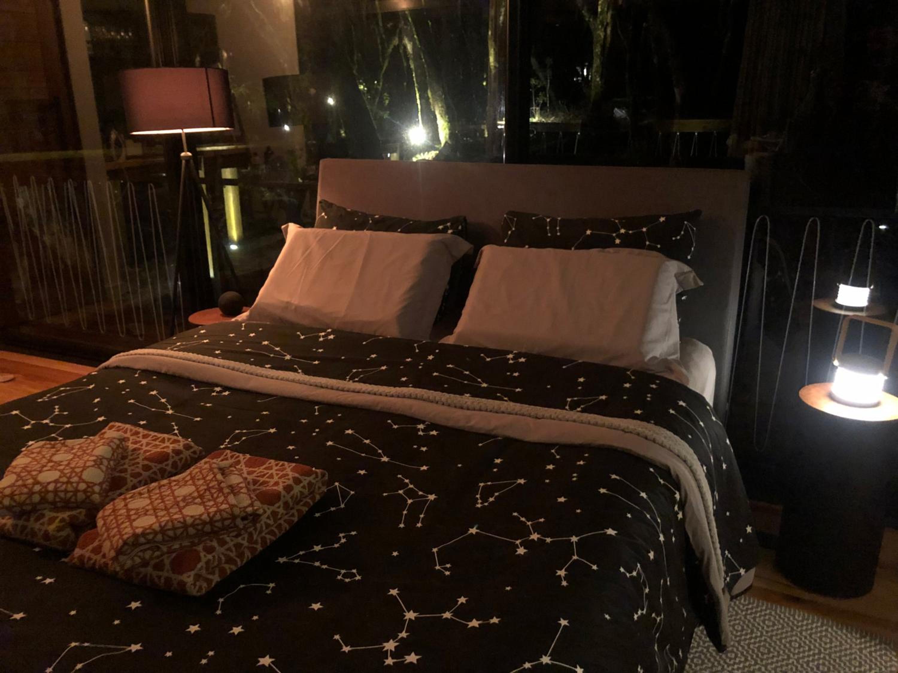 Casa na árvore com banheira de imersão e lareira