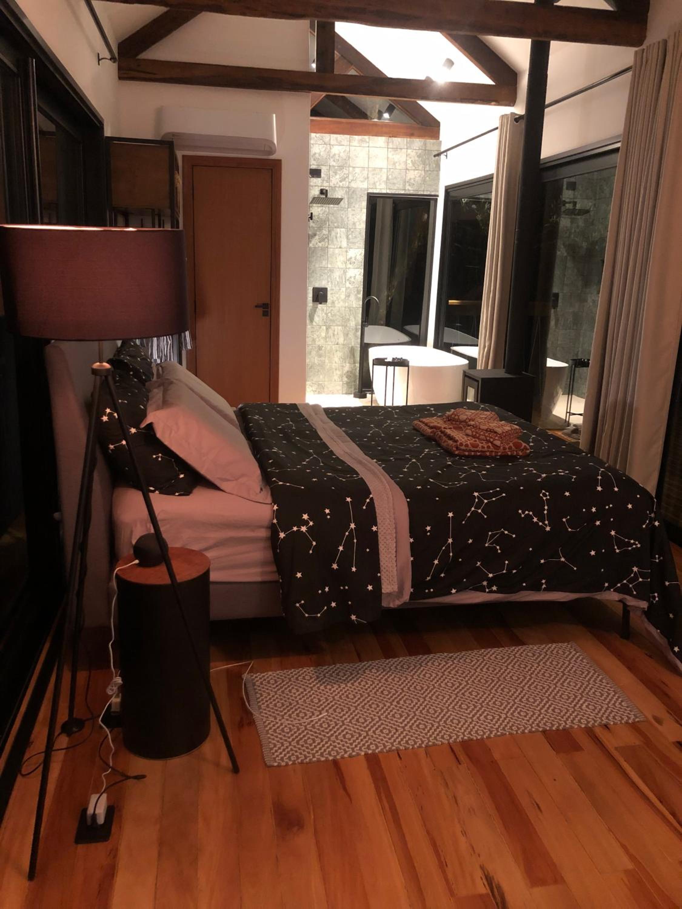 Casa na árvore com banheira de imersão e lareira