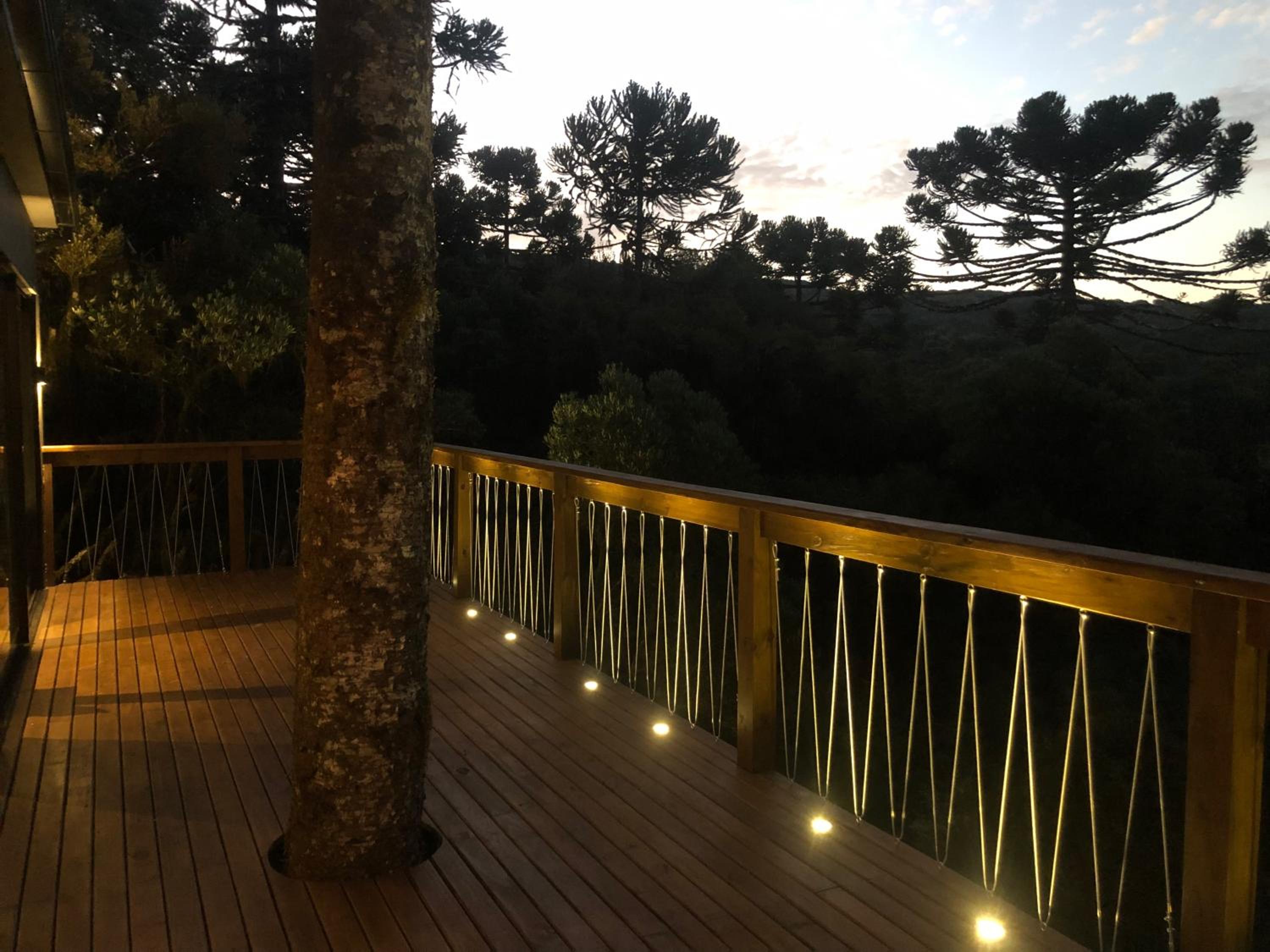 Casa na árvore com banheira de imersão e lareira