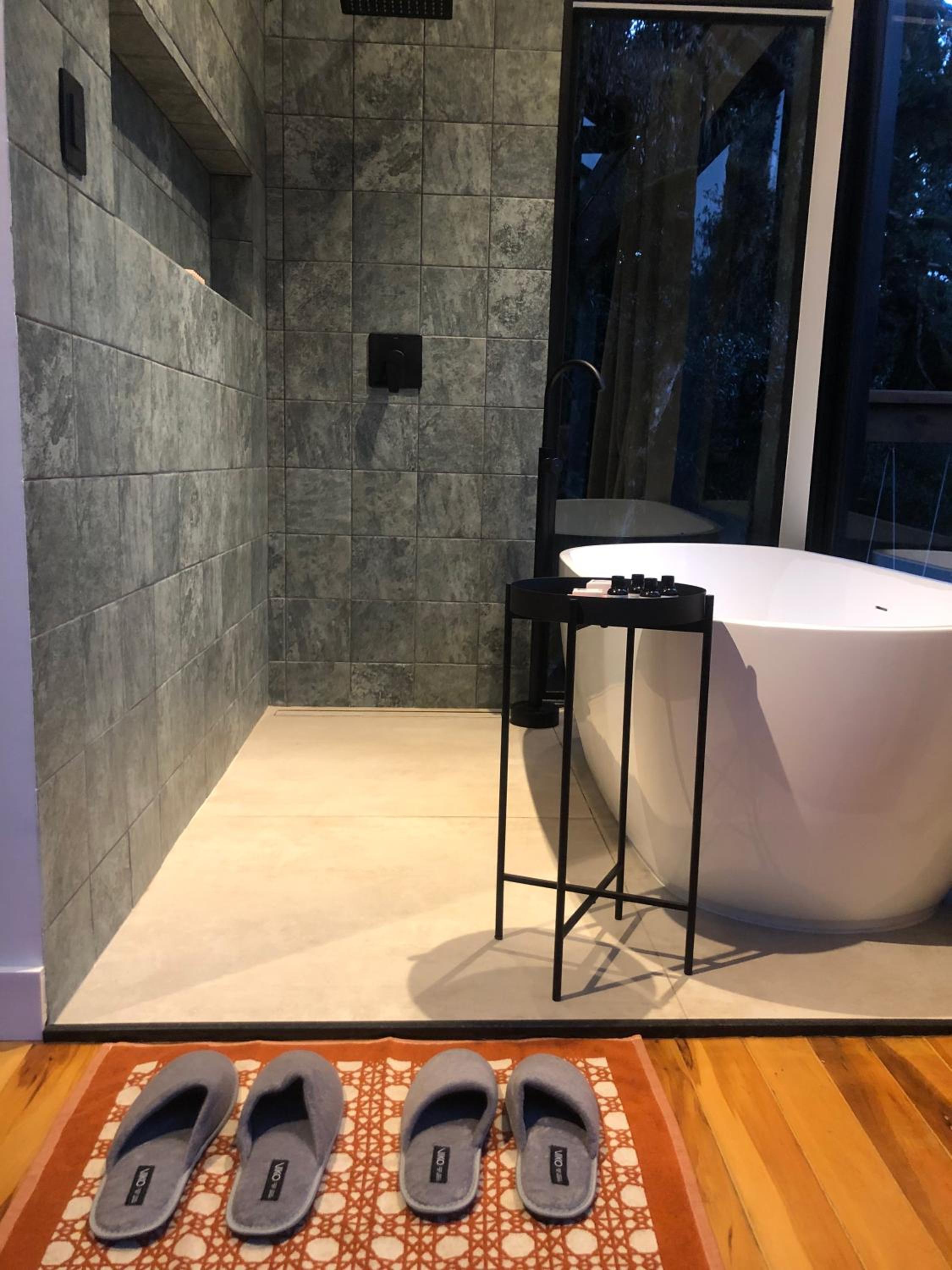 Casa na árvore com banheira de imersão e lareira