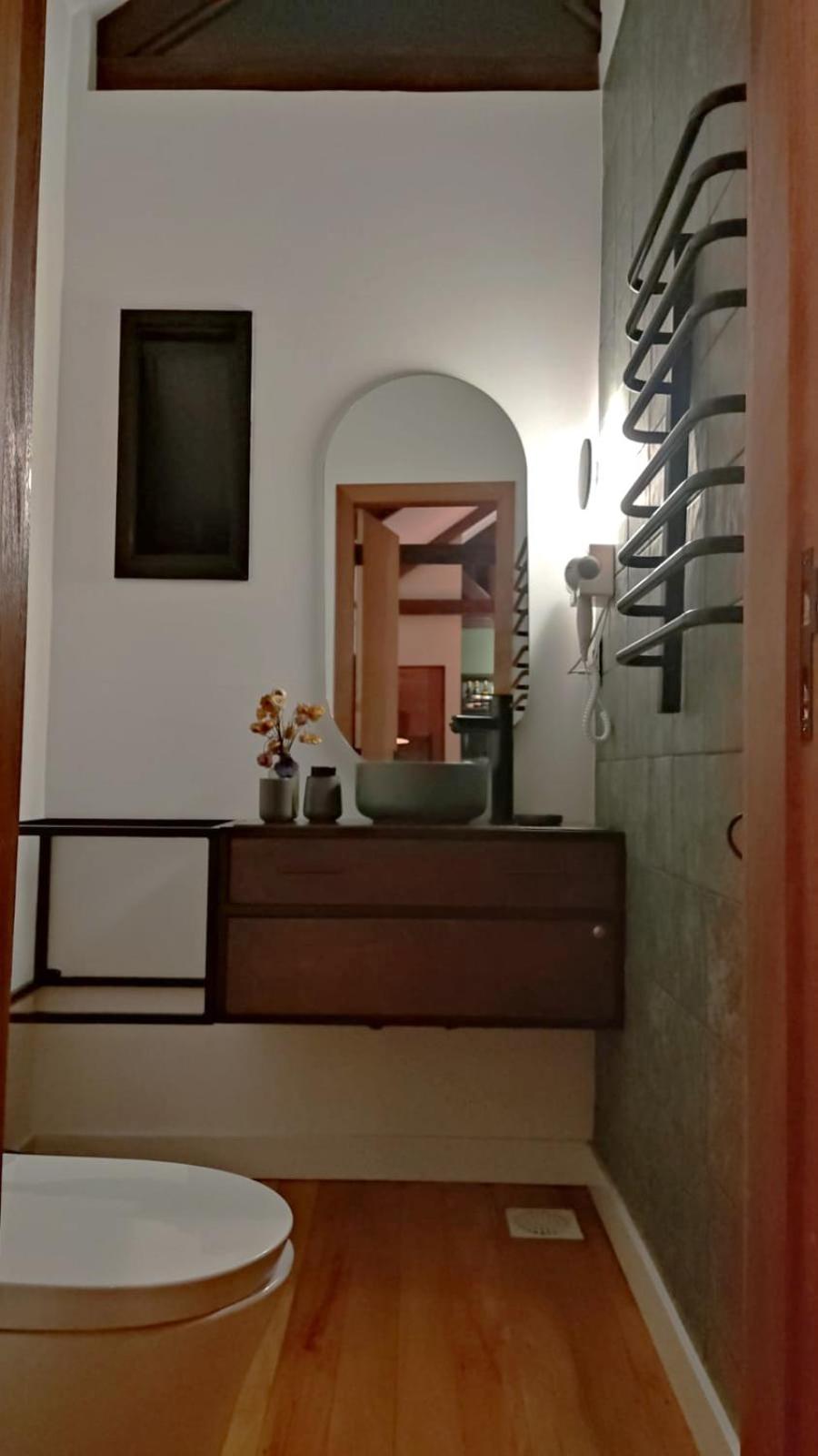 Casa na árvore com banheira de imersão e lareira