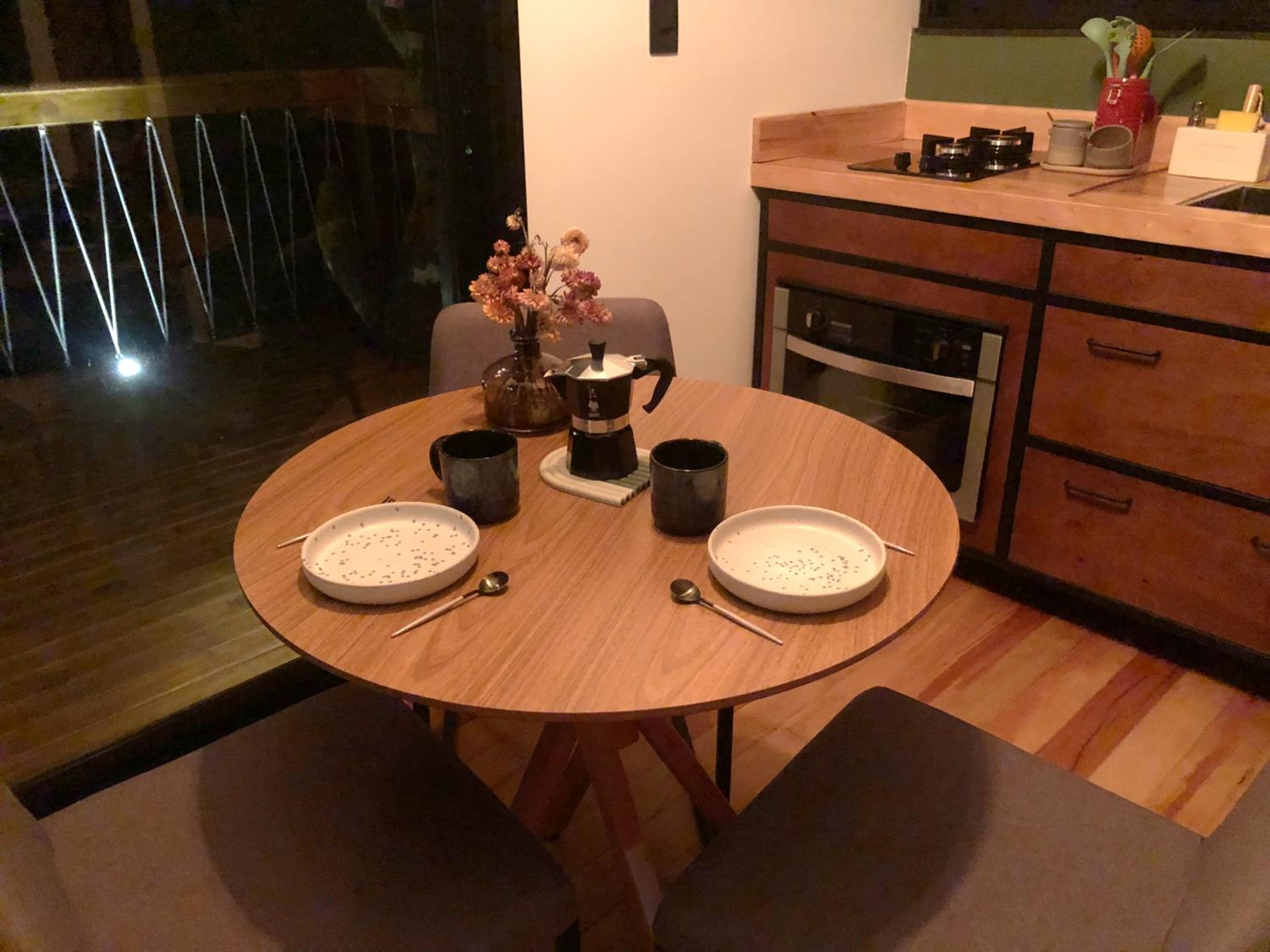 Casa na árvore com banheira de imersão e lareira