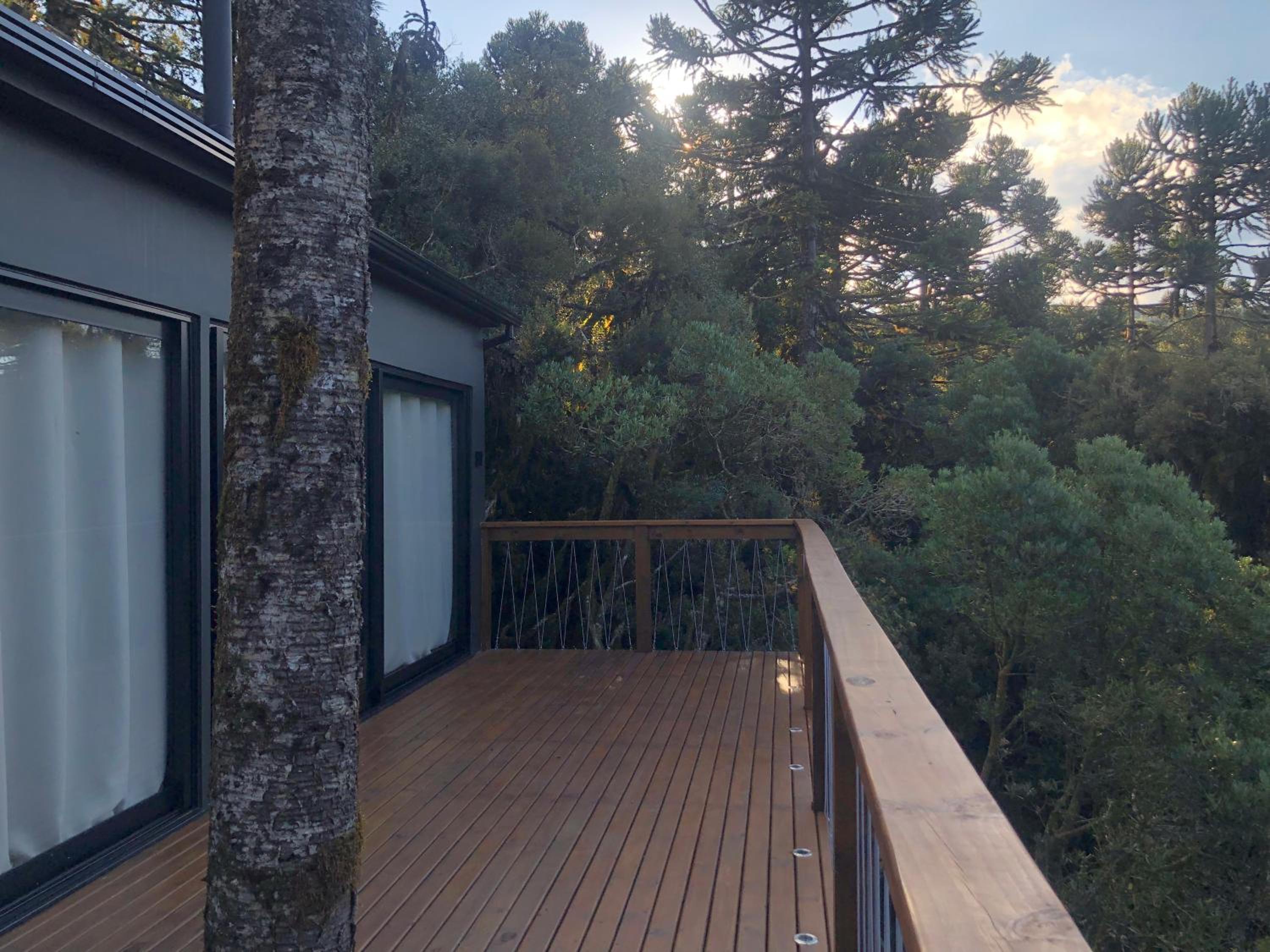 Casa na árvore com banheira de imersão e lareira