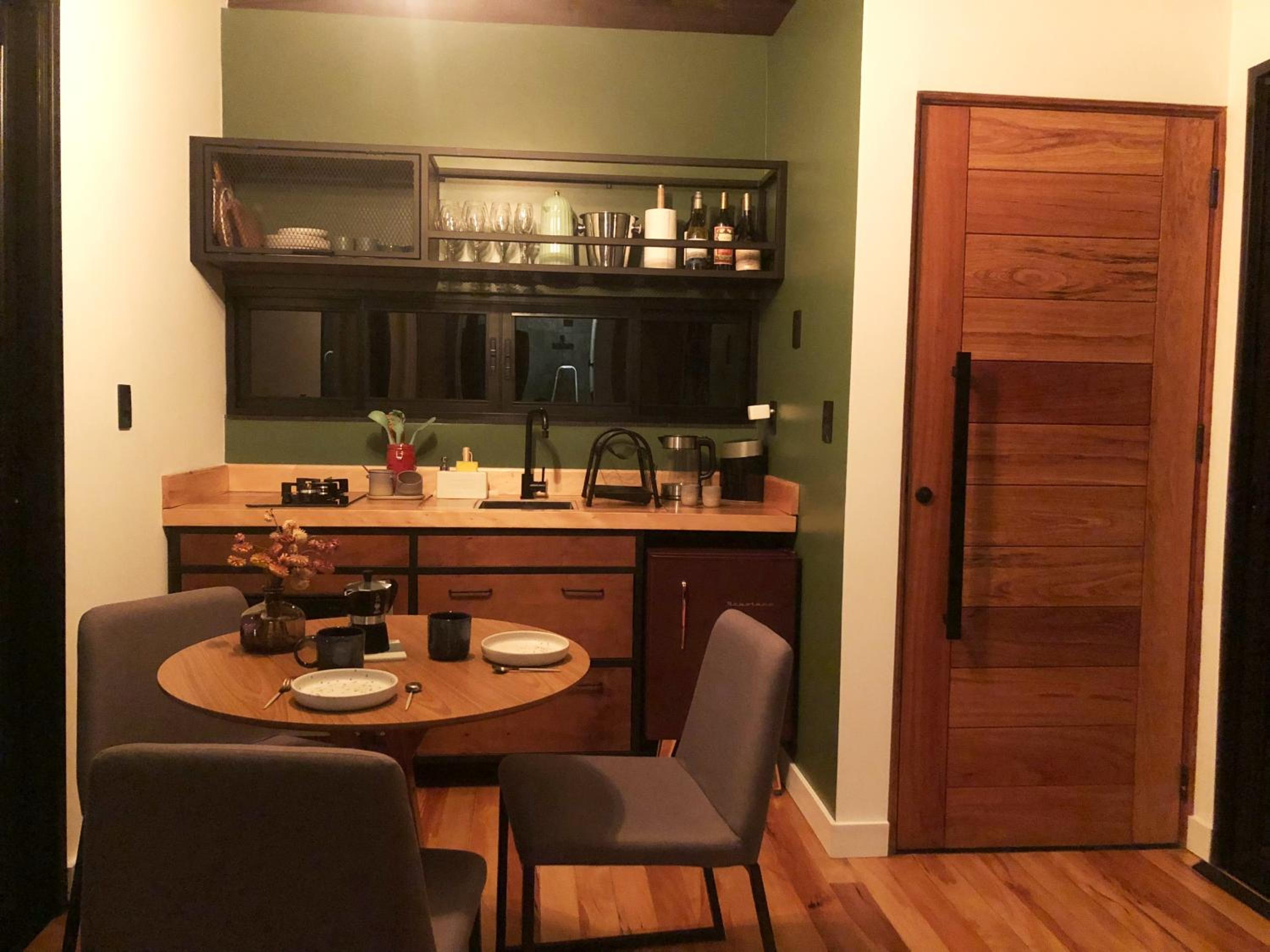 Casa na árvore com banheira de imersão e lareira