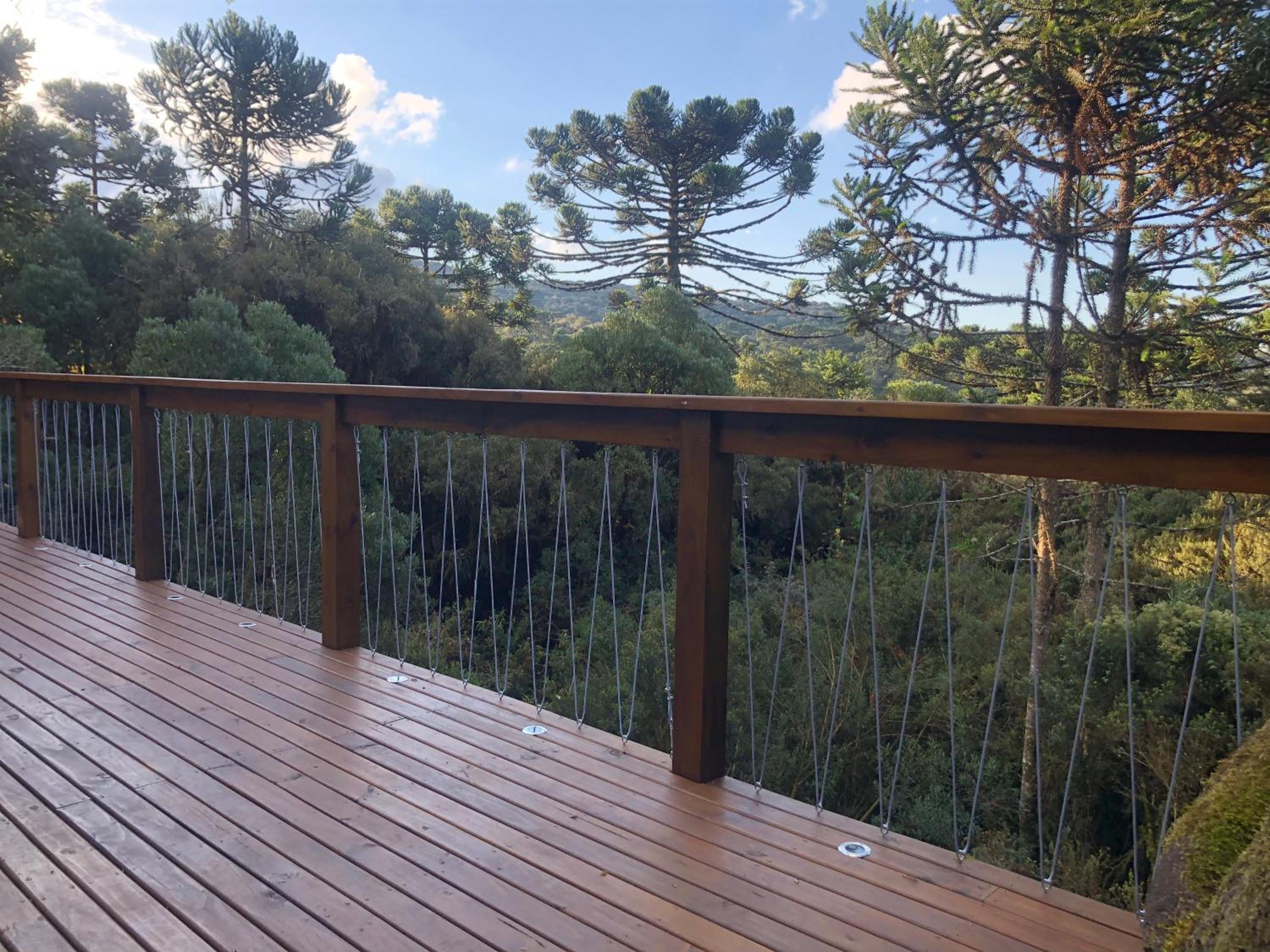 Casa na árvore com banheira de imersão e lareira