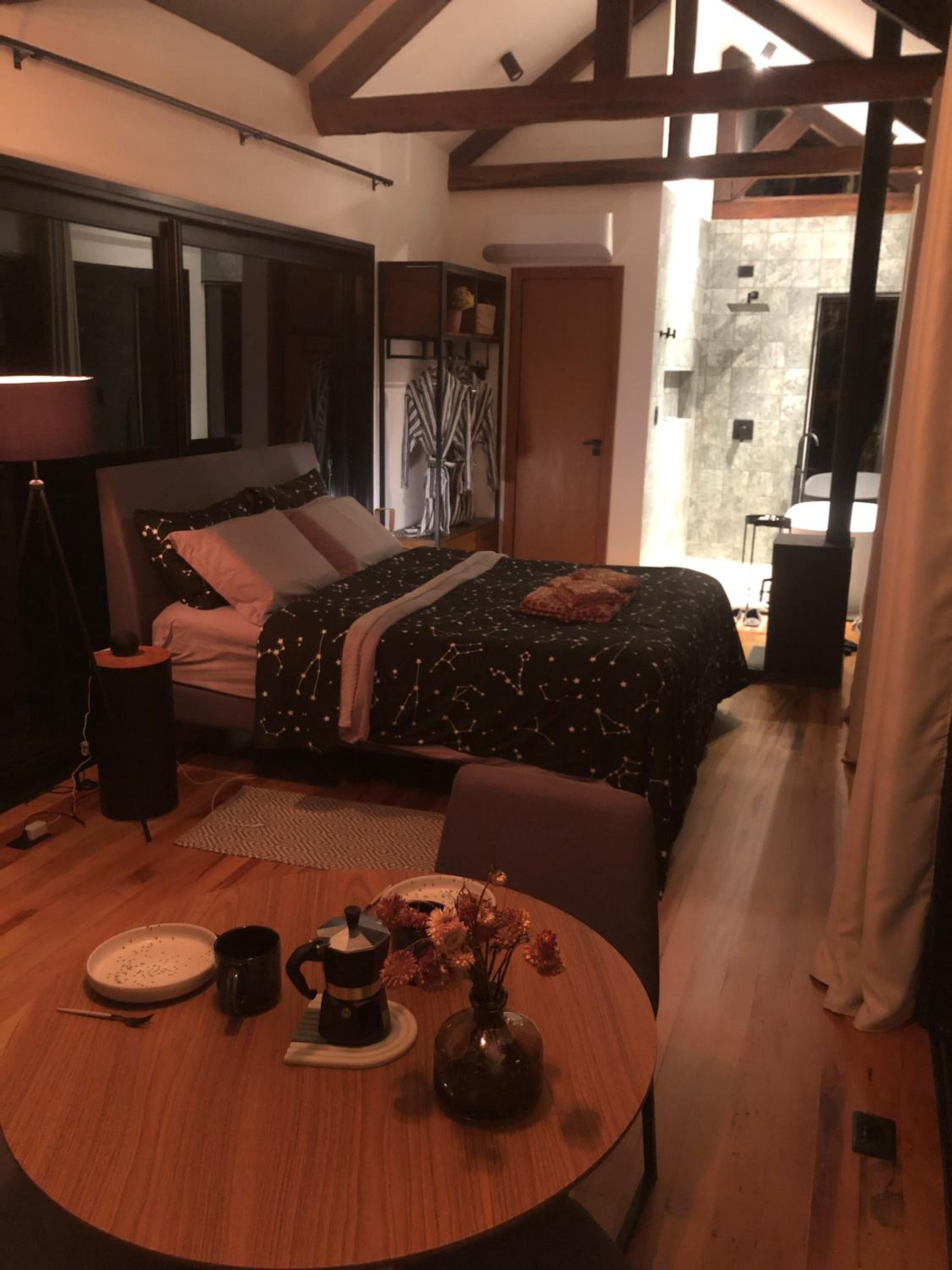 Casa na árvore com banheira de imersão e lareira