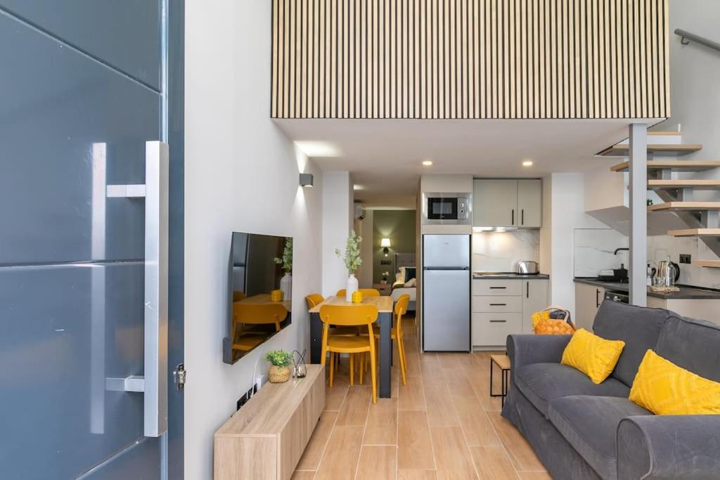 Nice new duplex in front of Palacio VistaAlegre