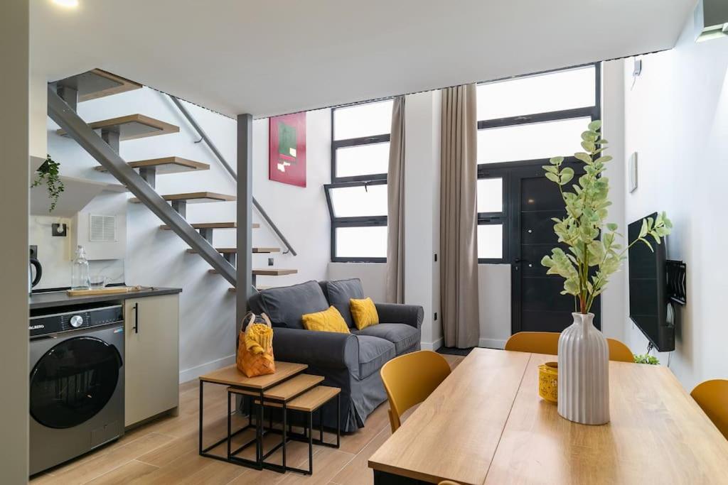 Nice new duplex in front of Palacio VistaAlegre