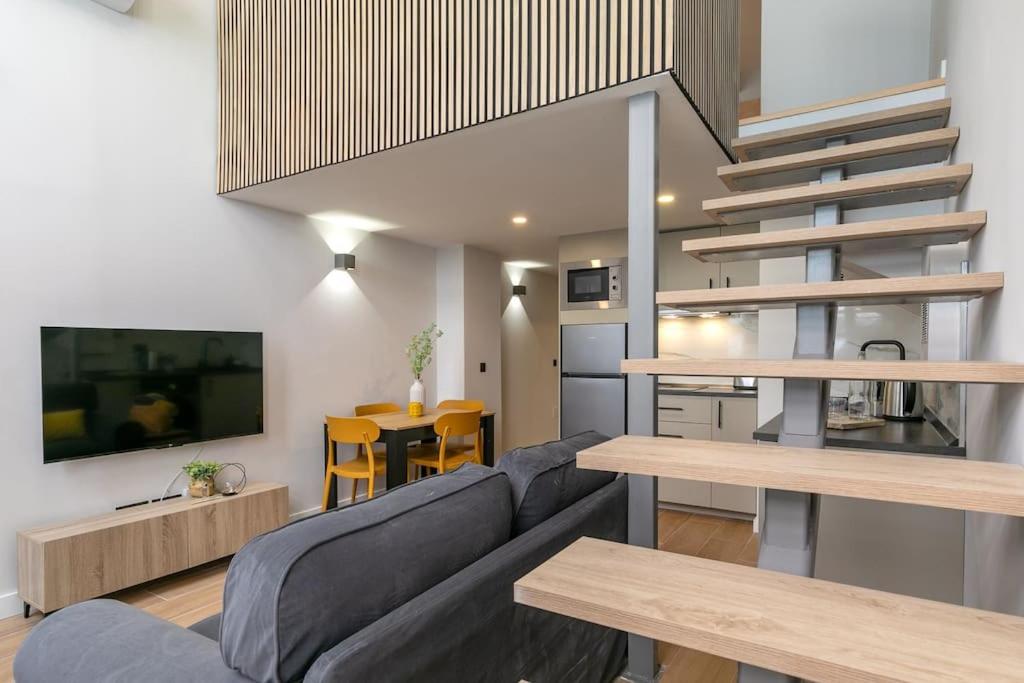 Nice new duplex in front of Palacio VistaAlegre