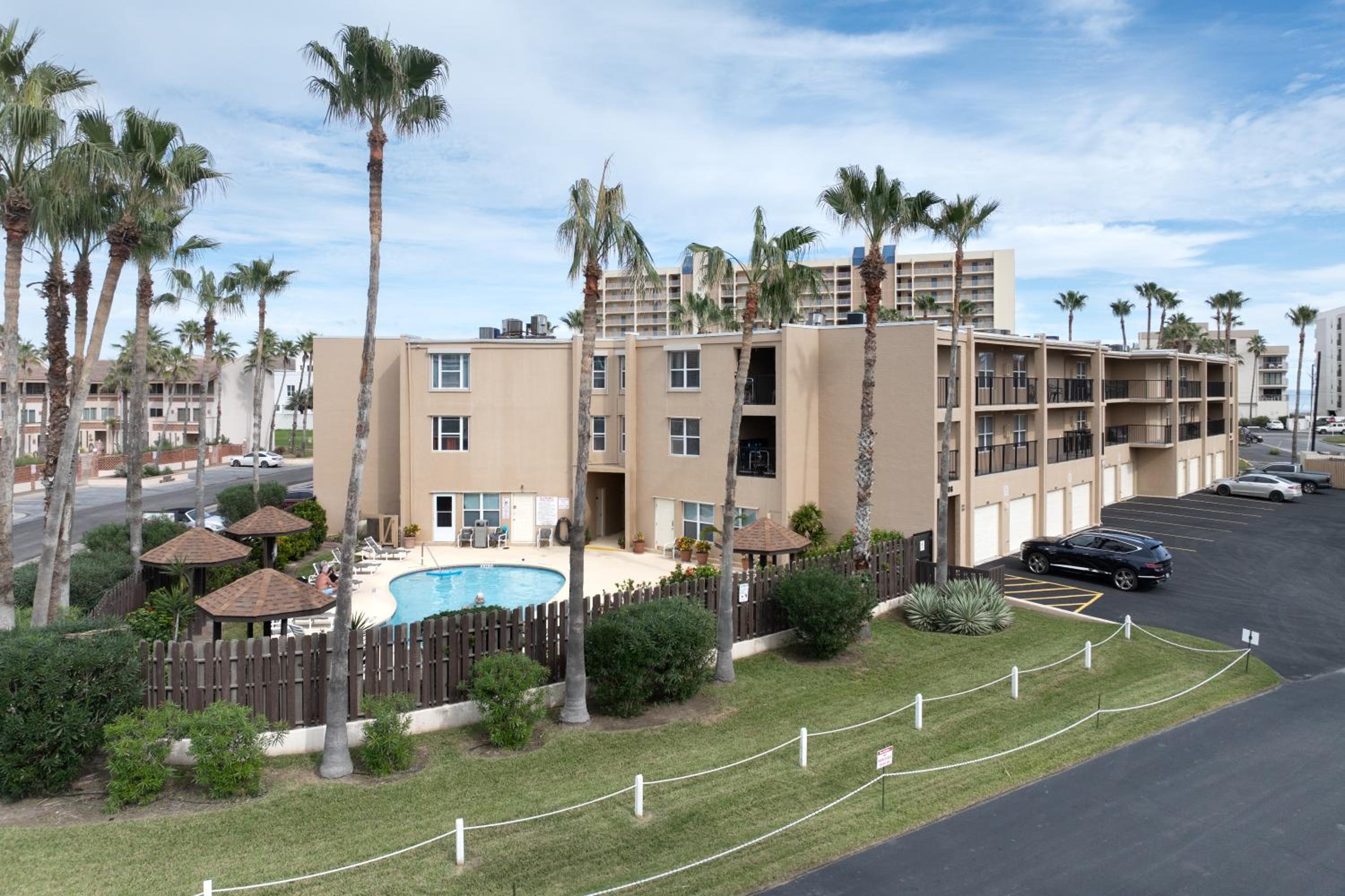 Beachside Bungalow: Surfside I #104