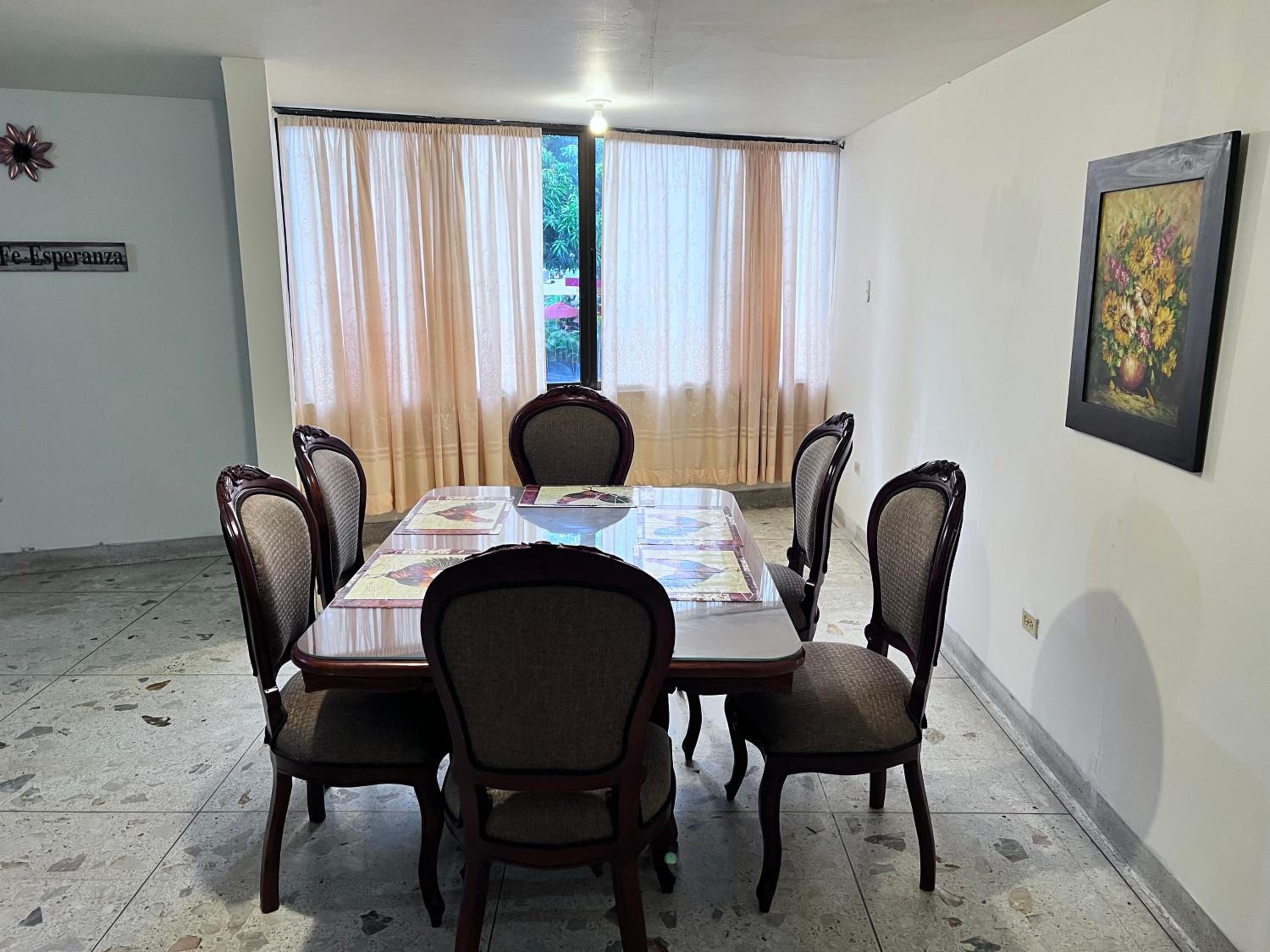 Zona Rosa Barrio Granada - Apartamento grande y cómodo - Cozy large apartment Near tourist attractions