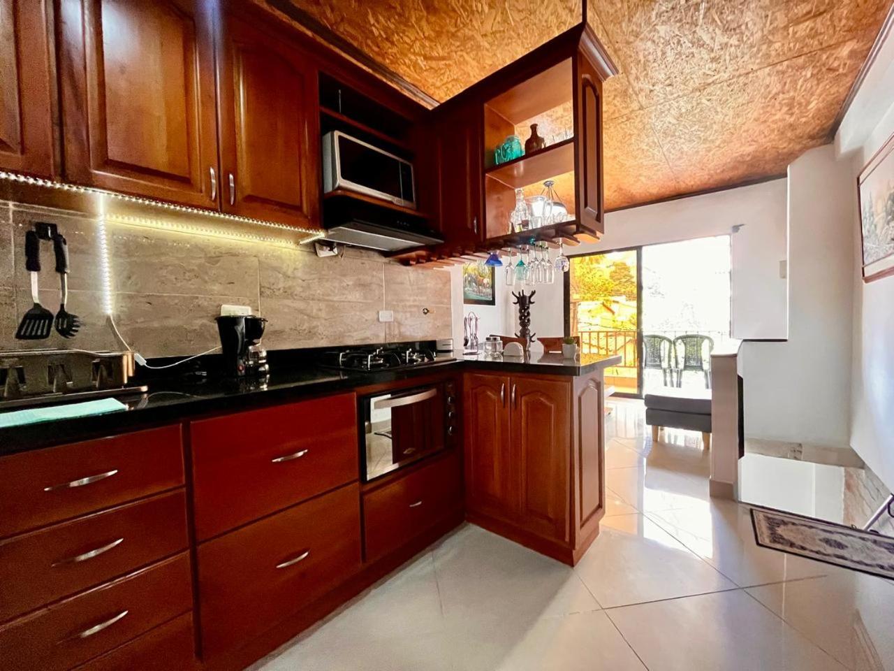 Hermosa Casa de 2 niveles con Bbq