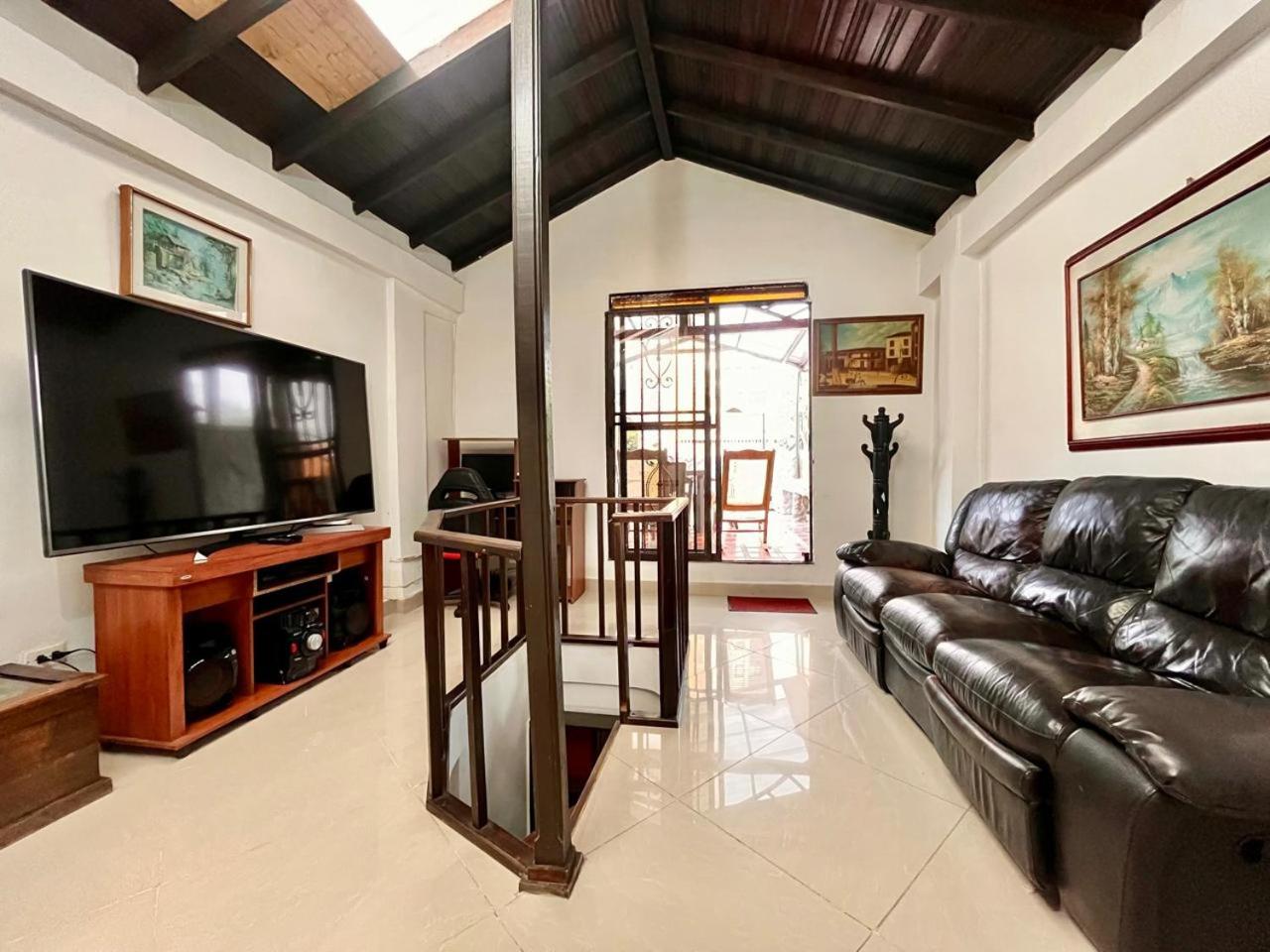 Hermosa Casa de 2 niveles con Bbq