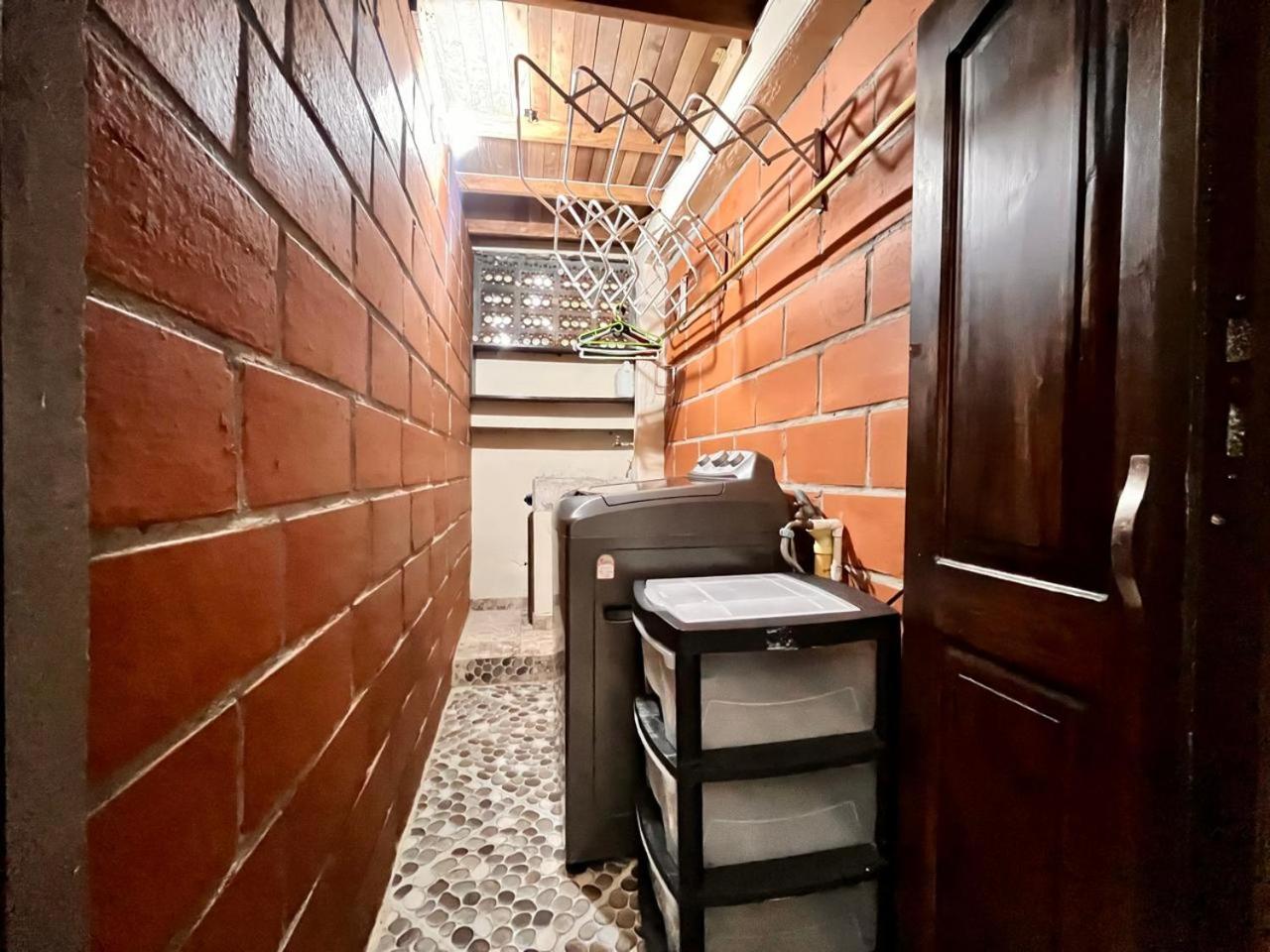 Hermosa Casa de 2 niveles con Bbq
