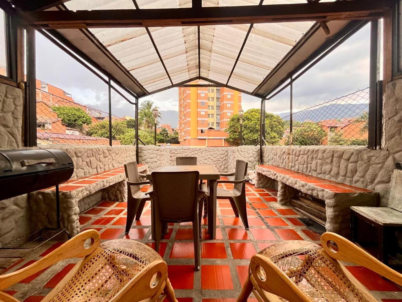 Hermosa Casa de 2 niveles con Bbq