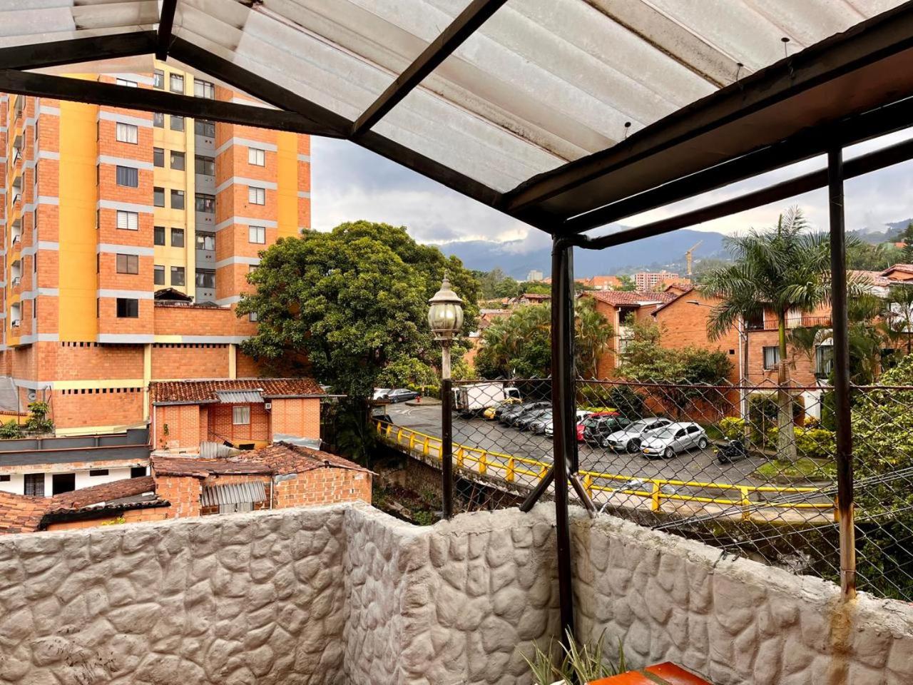 Hermosa Casa de 2 niveles con Bbq