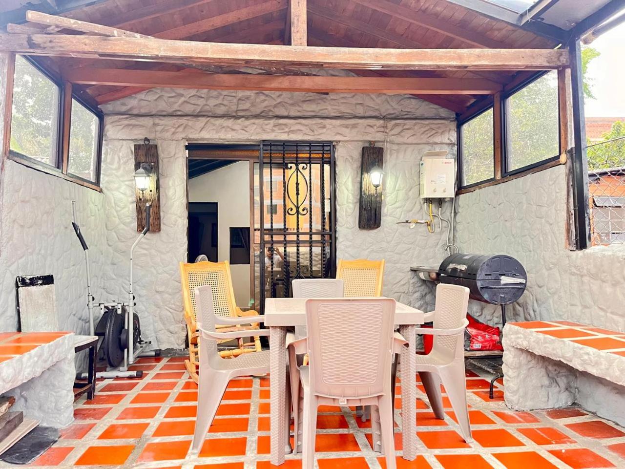 Hermosa Casa de 2 niveles con Bbq