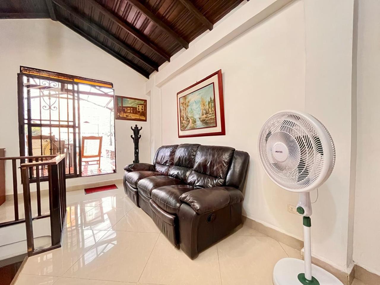Hermosa Casa de 2 niveles con Bbq