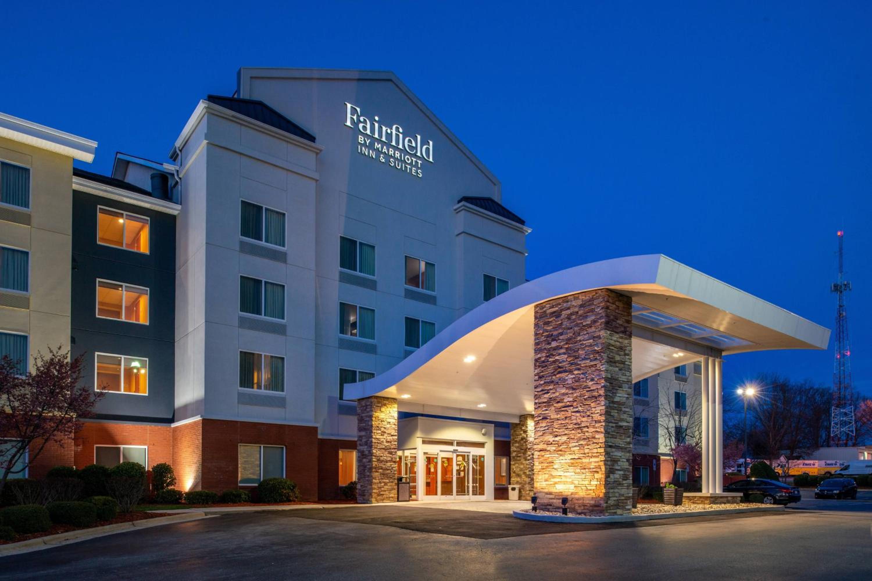 Hotel Fairfield Inn & Suites Greensboro Wendover - Image 1