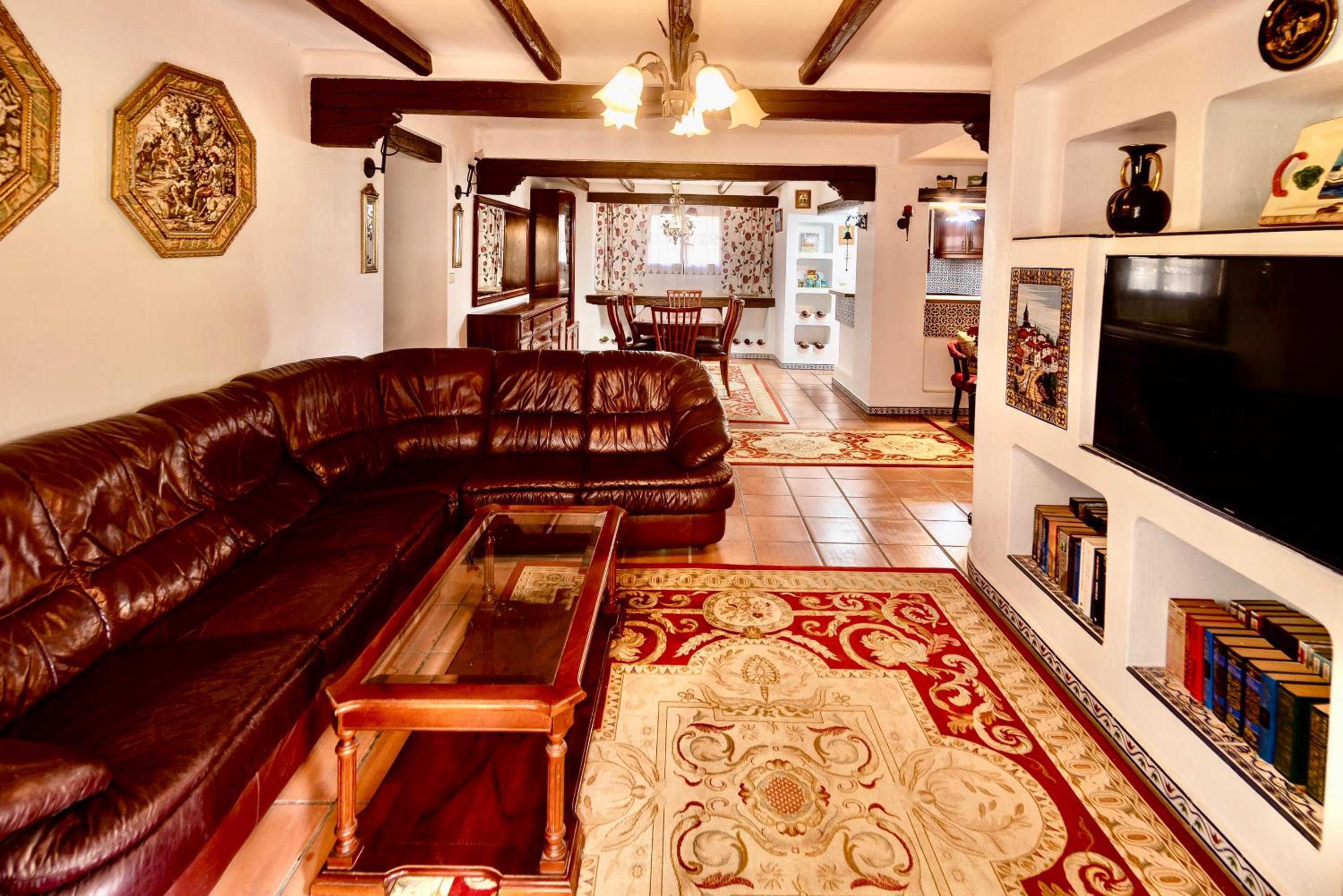 Comfortable spacious Family House, large terrace and garden, Beach and Bars view 3