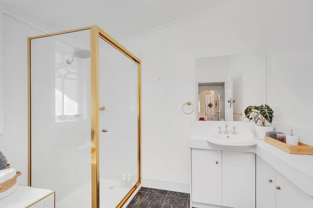 Masterfully Restored Queenslander Near Esplanade