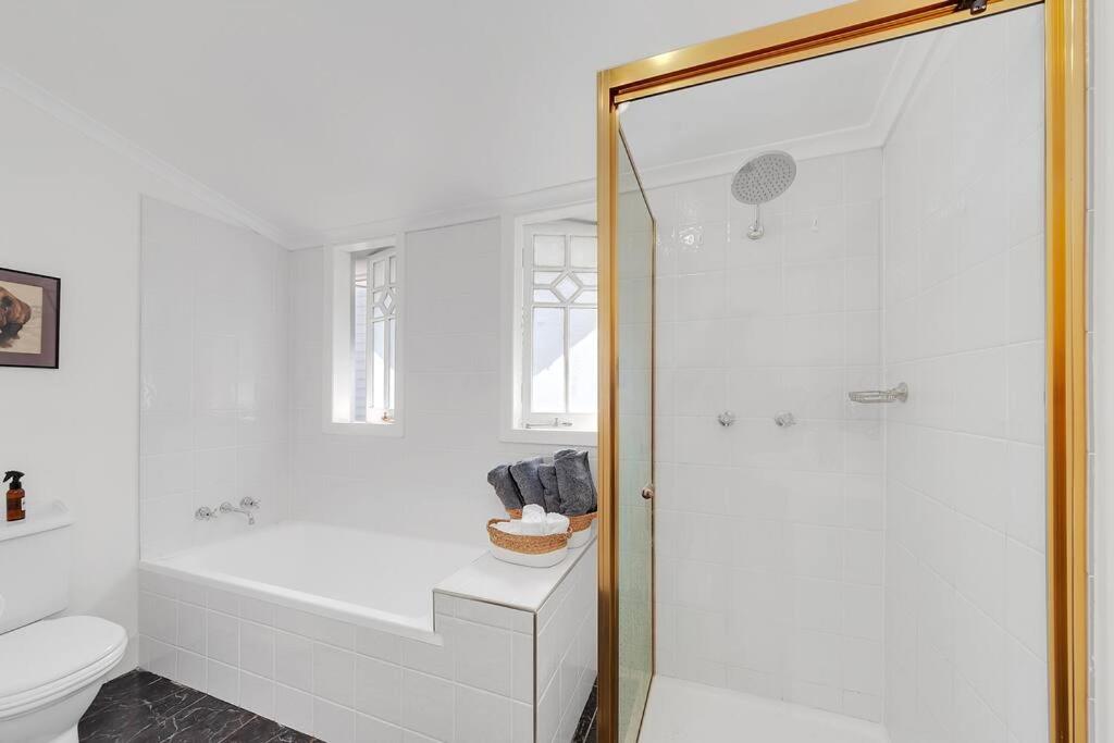 Masterfully Restored Queenslander Near Esplanade