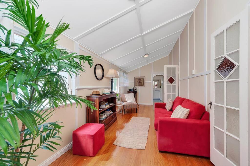 Masterfully Restored Queenslander Near Esplanade