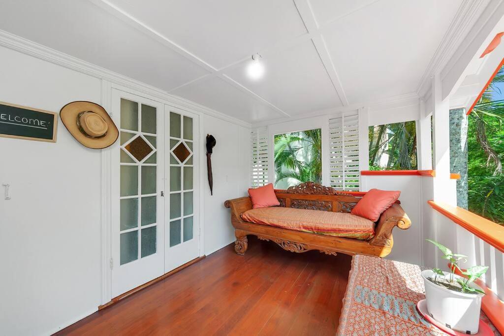 Masterfully Restored Queenslander Near Esplanade