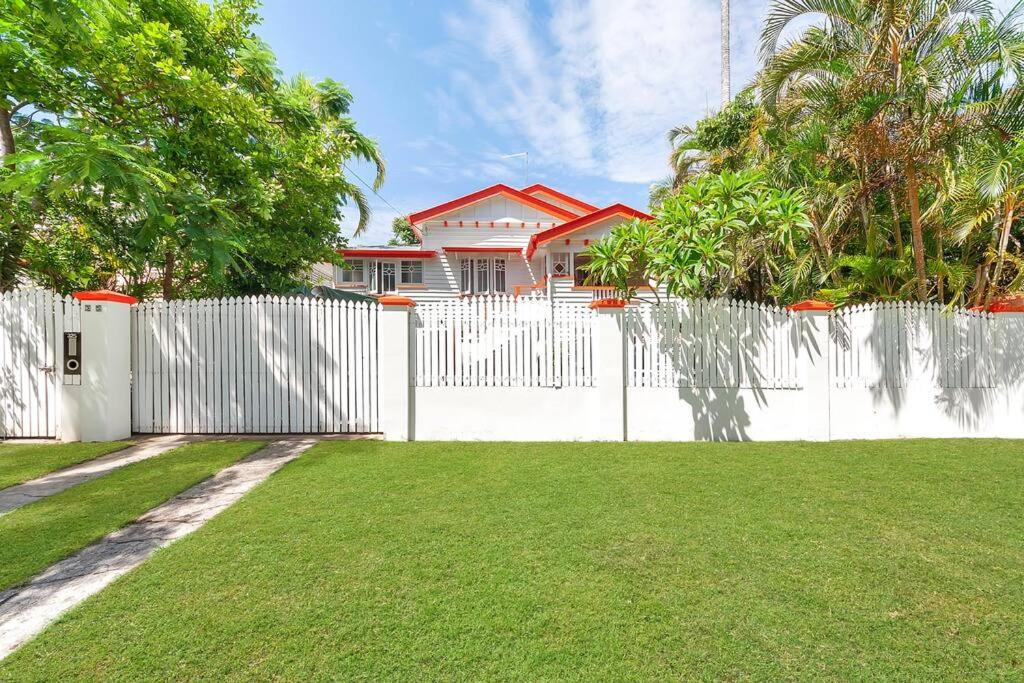 Masterfully Restored Queenslander Near Esplanade