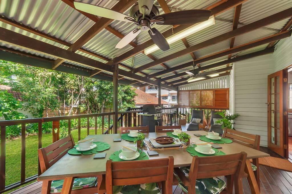 Masterfully Restored Queenslander Near Esplanade