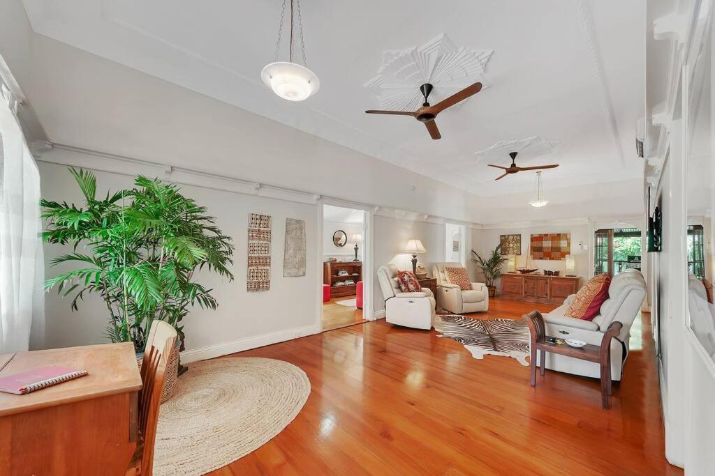 Masterfully Restored Queenslander Near Esplanade