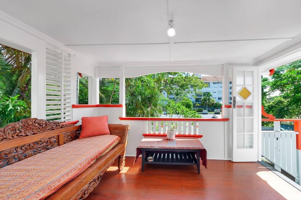 Masterfully Restored Queenslander Near Esplanade