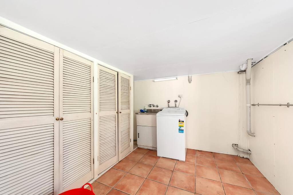 Masterfully Restored Queenslander Near Esplanade