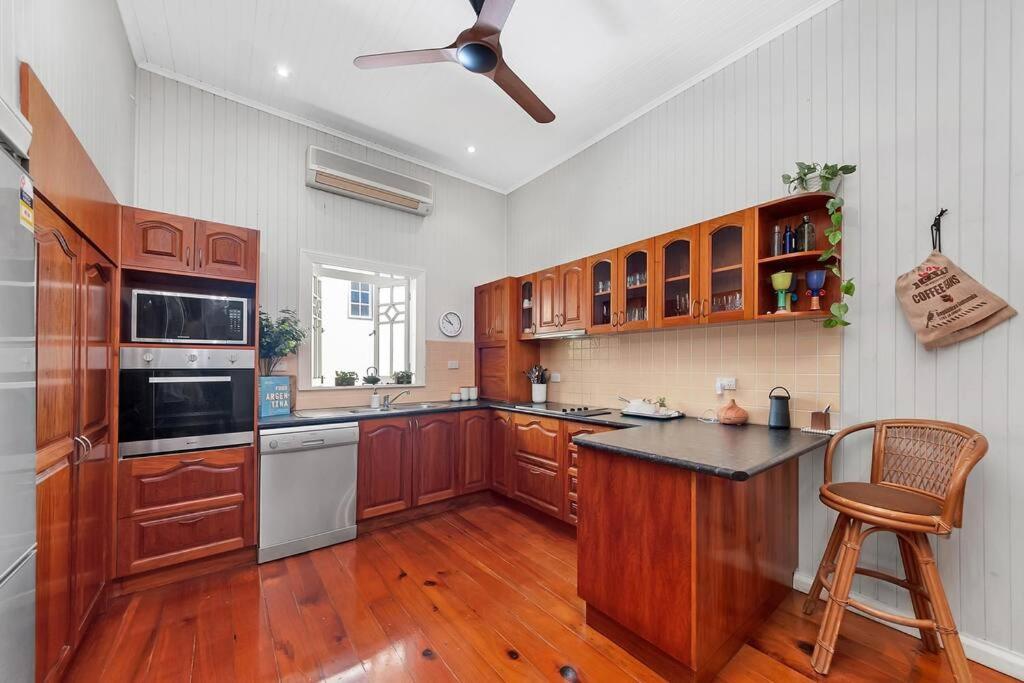 Masterfully Restored Queenslander Near Esplanade