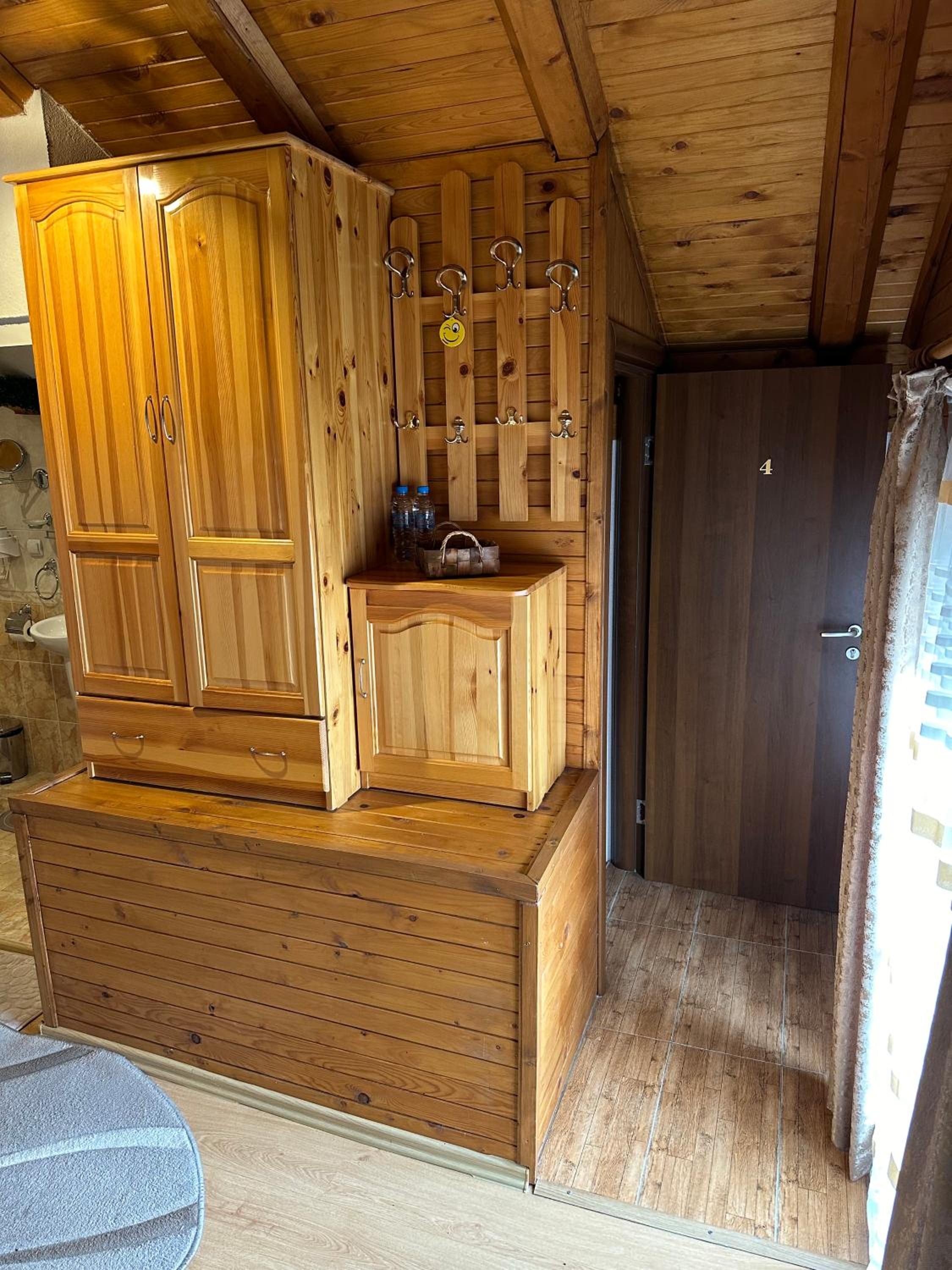 NIKI HOUSE
