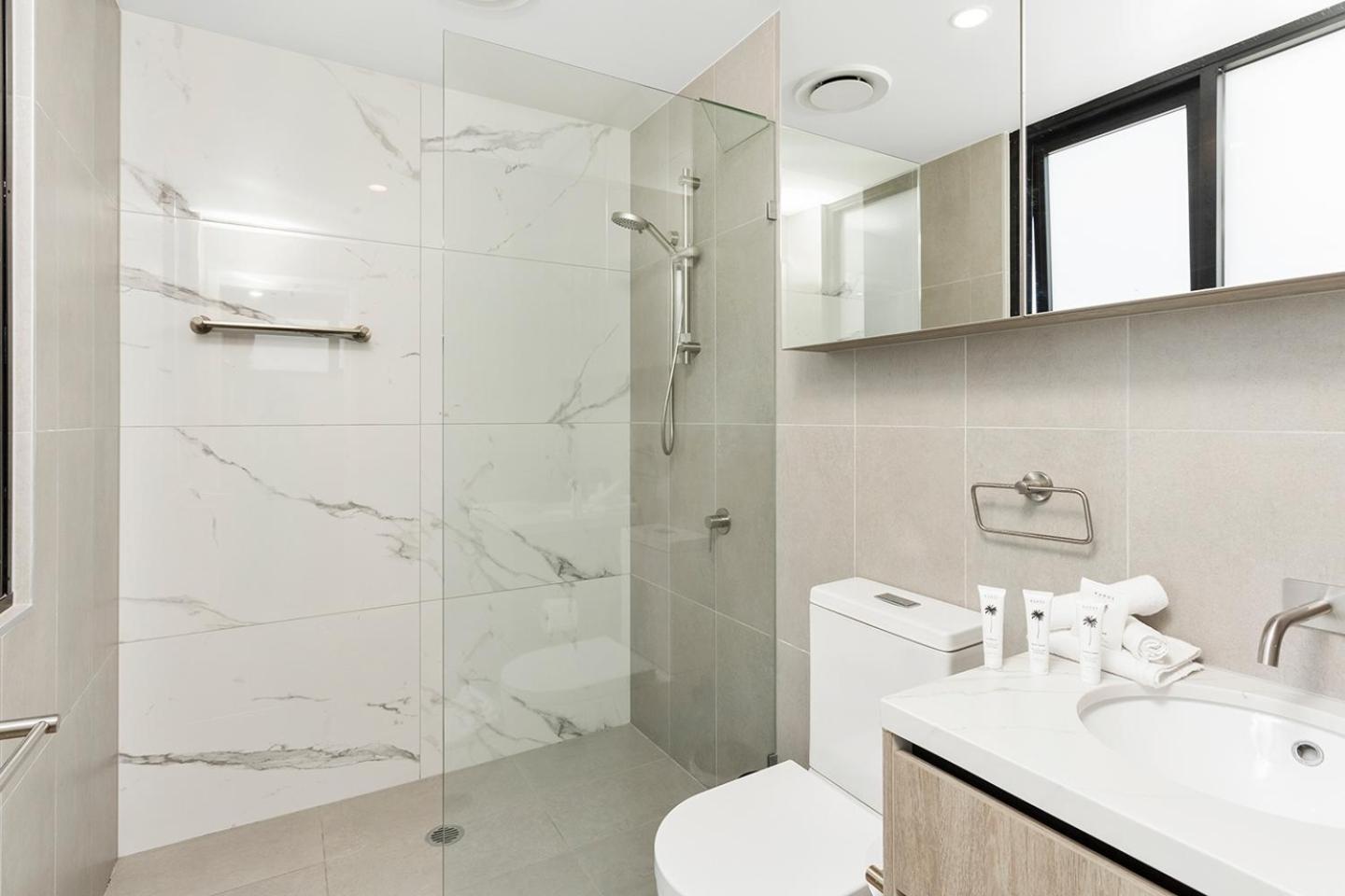 5th Floor Beachside Ocean View with Wi-Fi, Pool and Gym