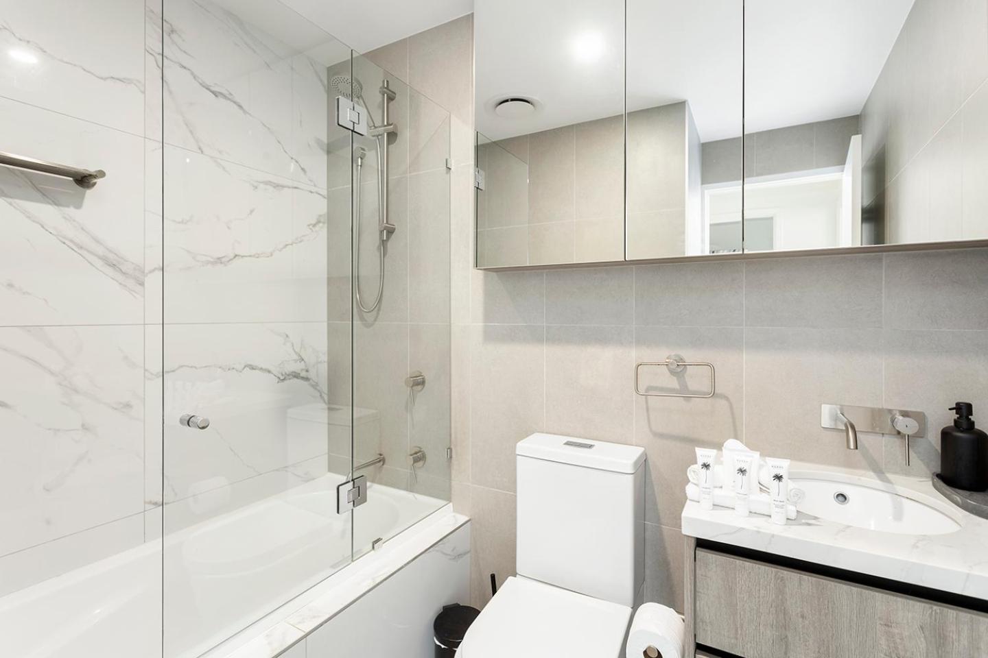 5th Floor Beachside Ocean View with Wi-Fi, Pool and Gym