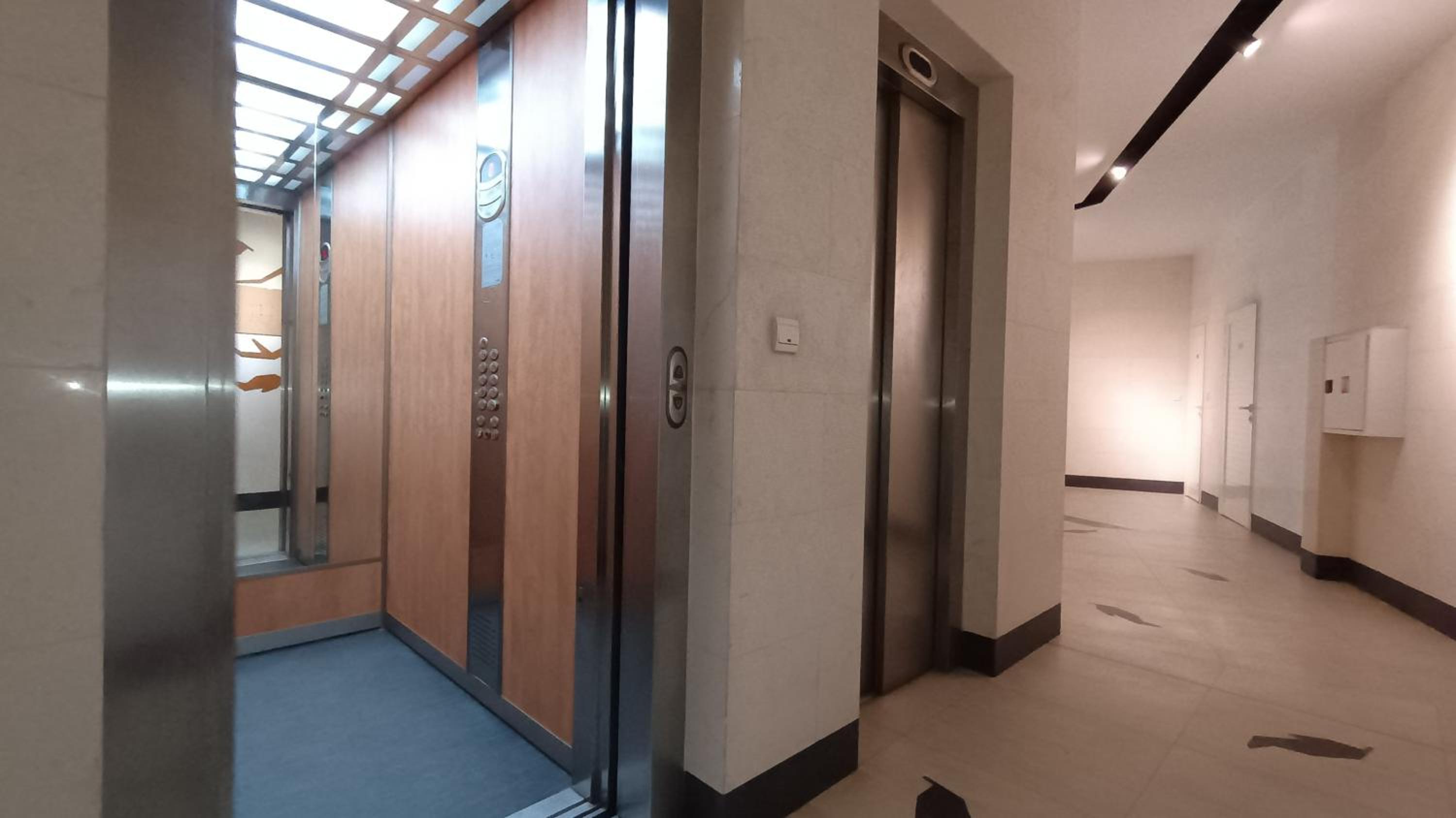 Modern Comfort near Airport, The Mall, TechPark by KeyBox