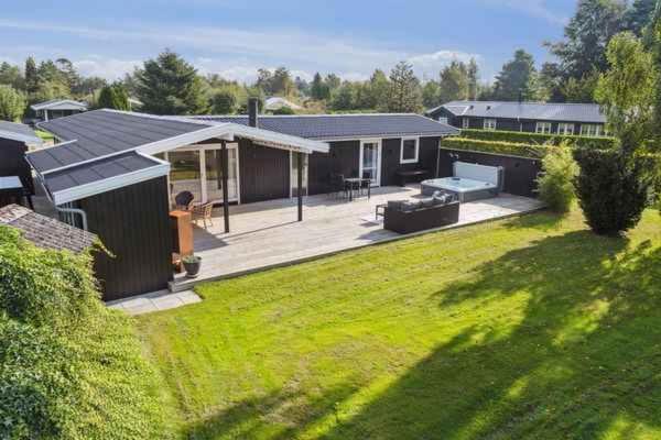 A Cozy Summer House With Spa Near Town And Beach view 2