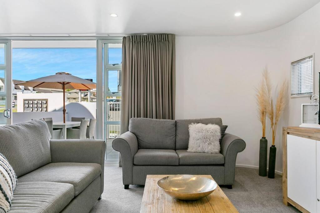 Waimahana - Luxury By The Lake view 3