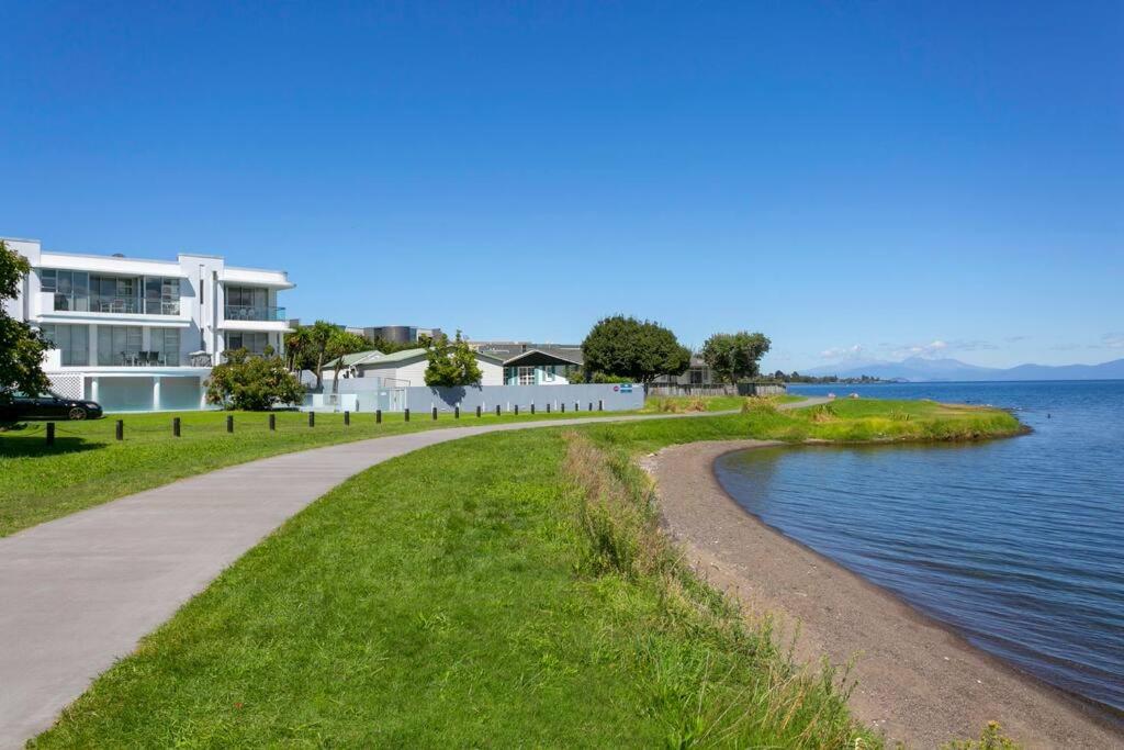 Waimahana - Luxury By The Lake view 4