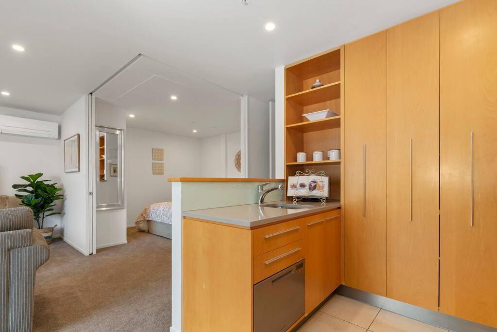 Waimahana - Luxury By The Lake view 5